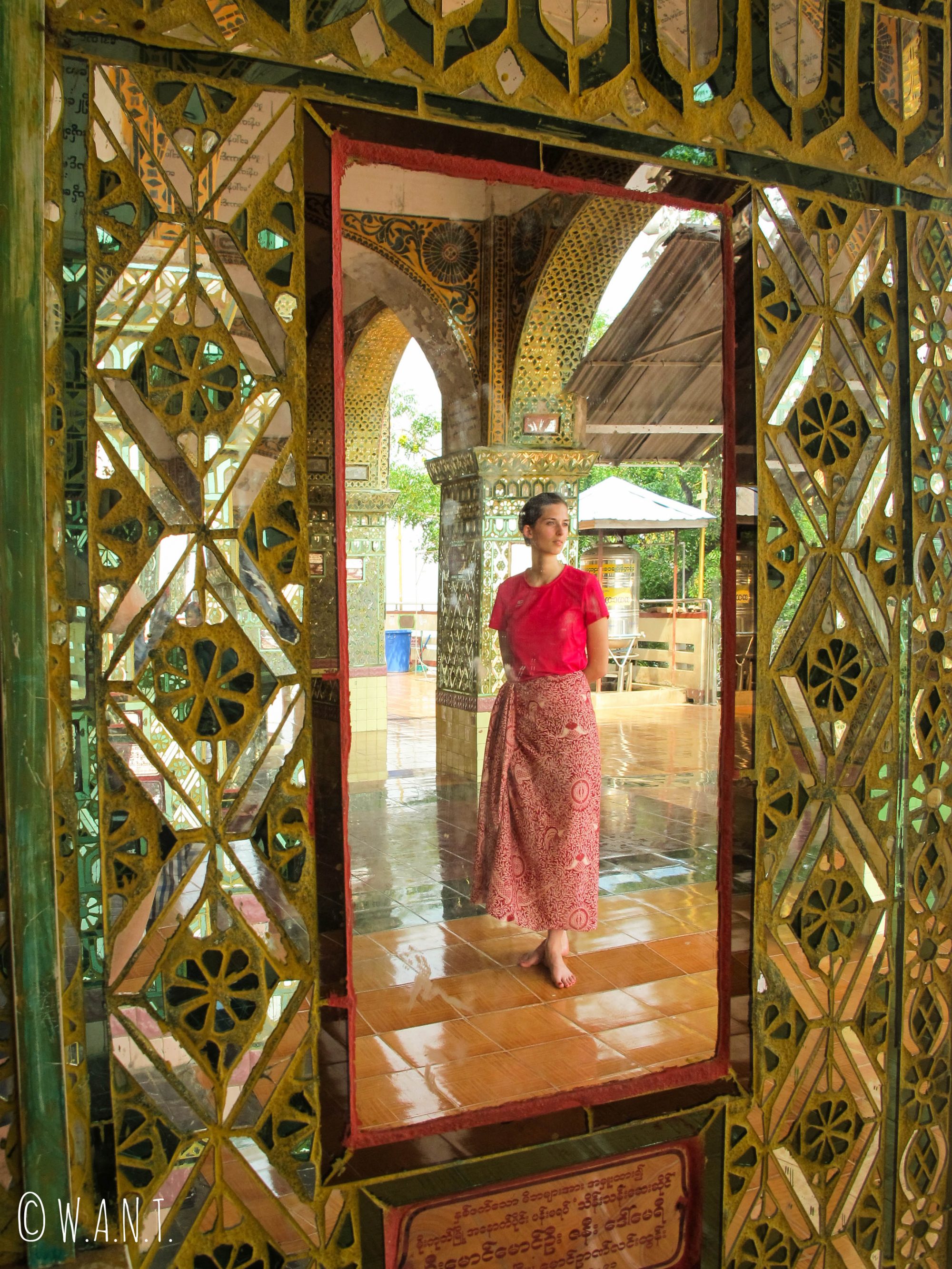 Portrait de Marion dans la réflexion des mosaïques de la pagode de Mandalay Hill