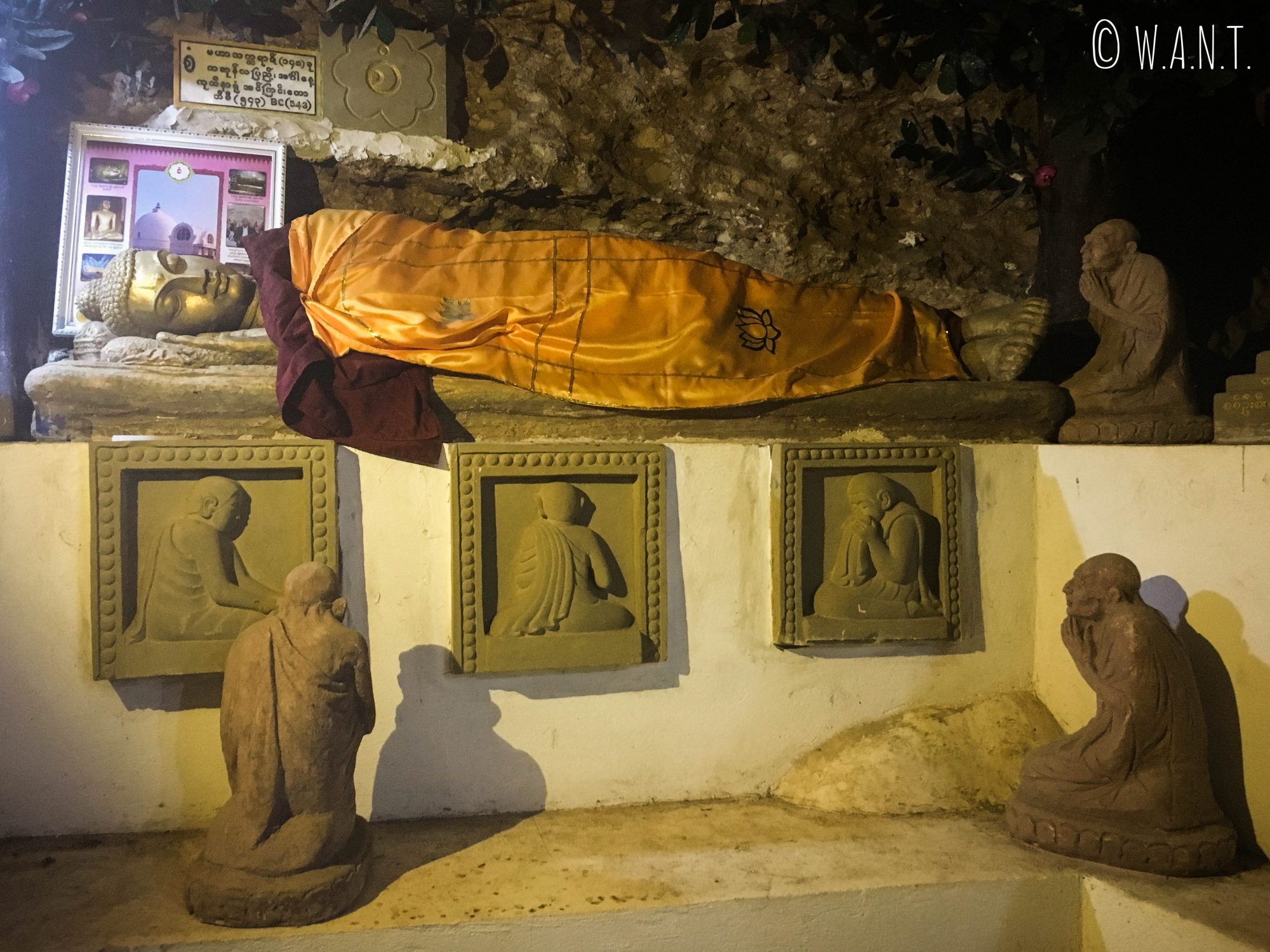 Bouddha couché dans la pagode Shwe oo min