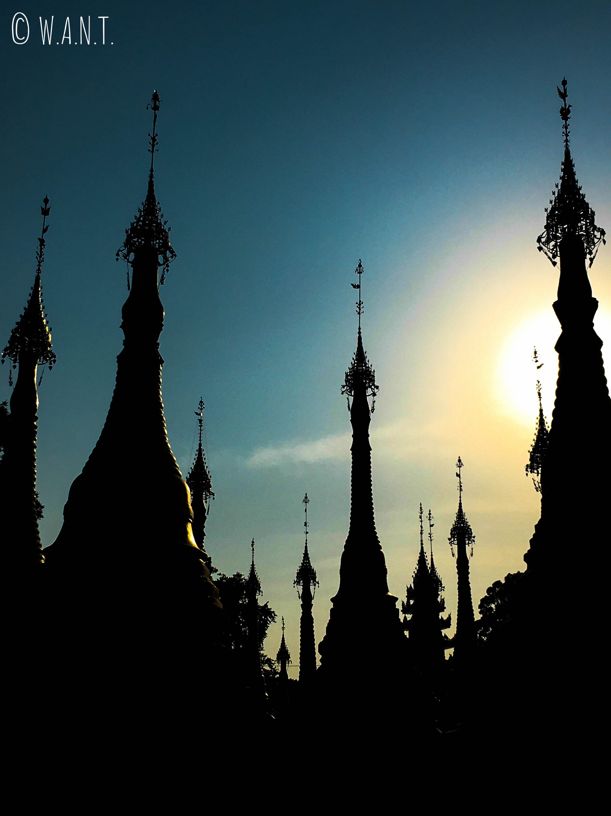 Coucher de soleil sur la pagode Shwe oo min