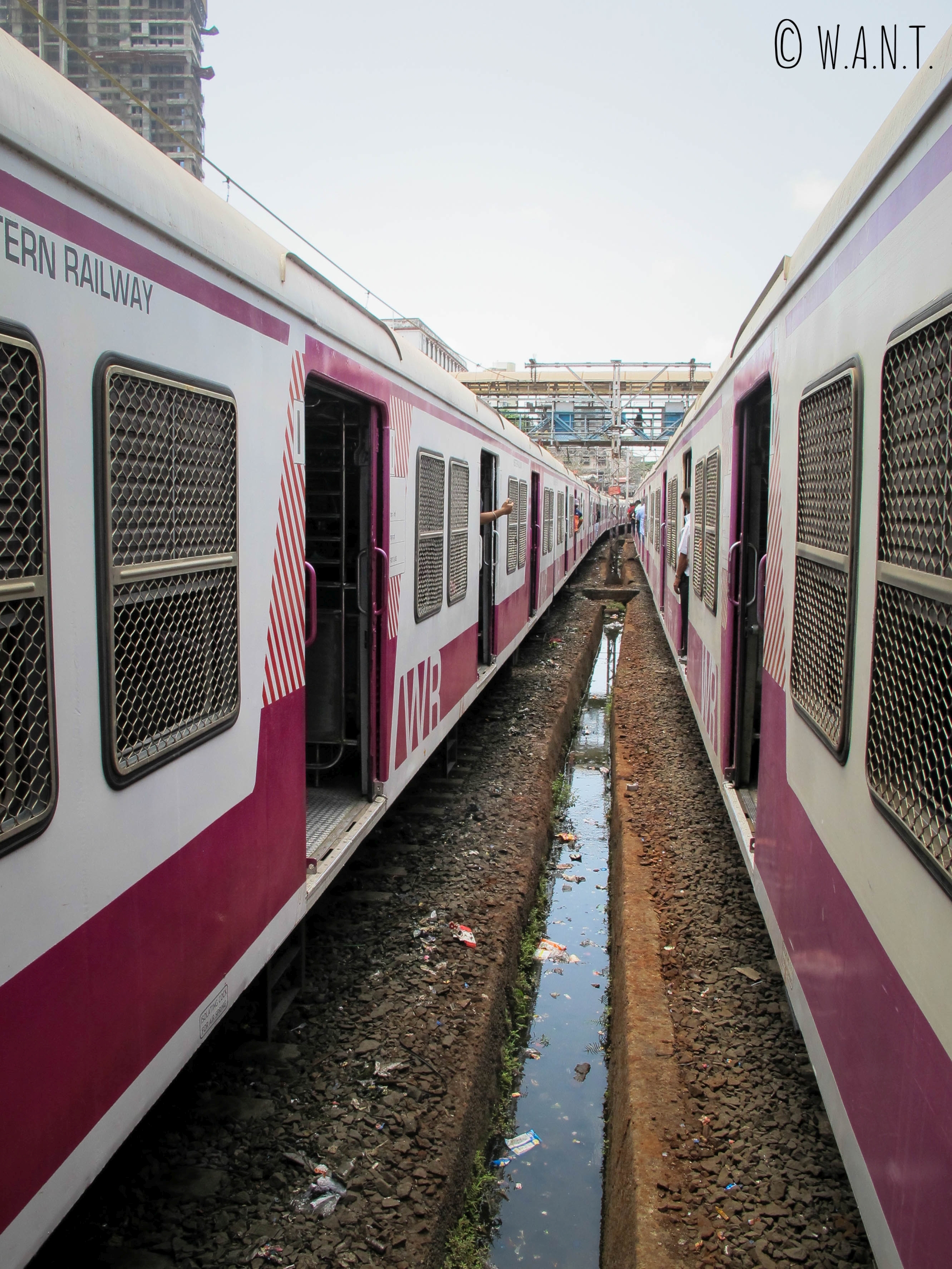 Croisement de deux métros à la station Mumbai Central