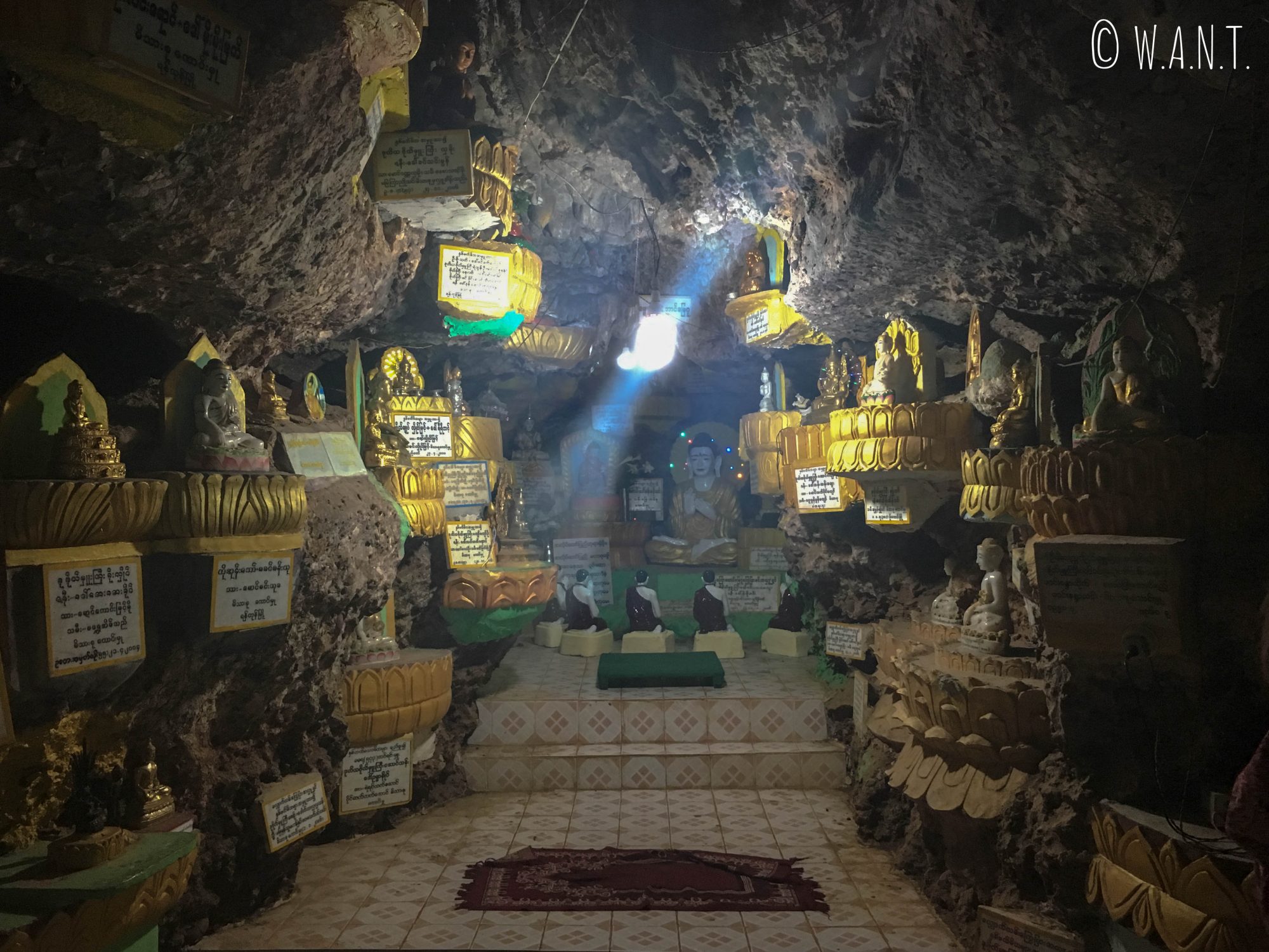 Echantillons de statues de Bouddha dans la grotte de la pagode Shwe oo min