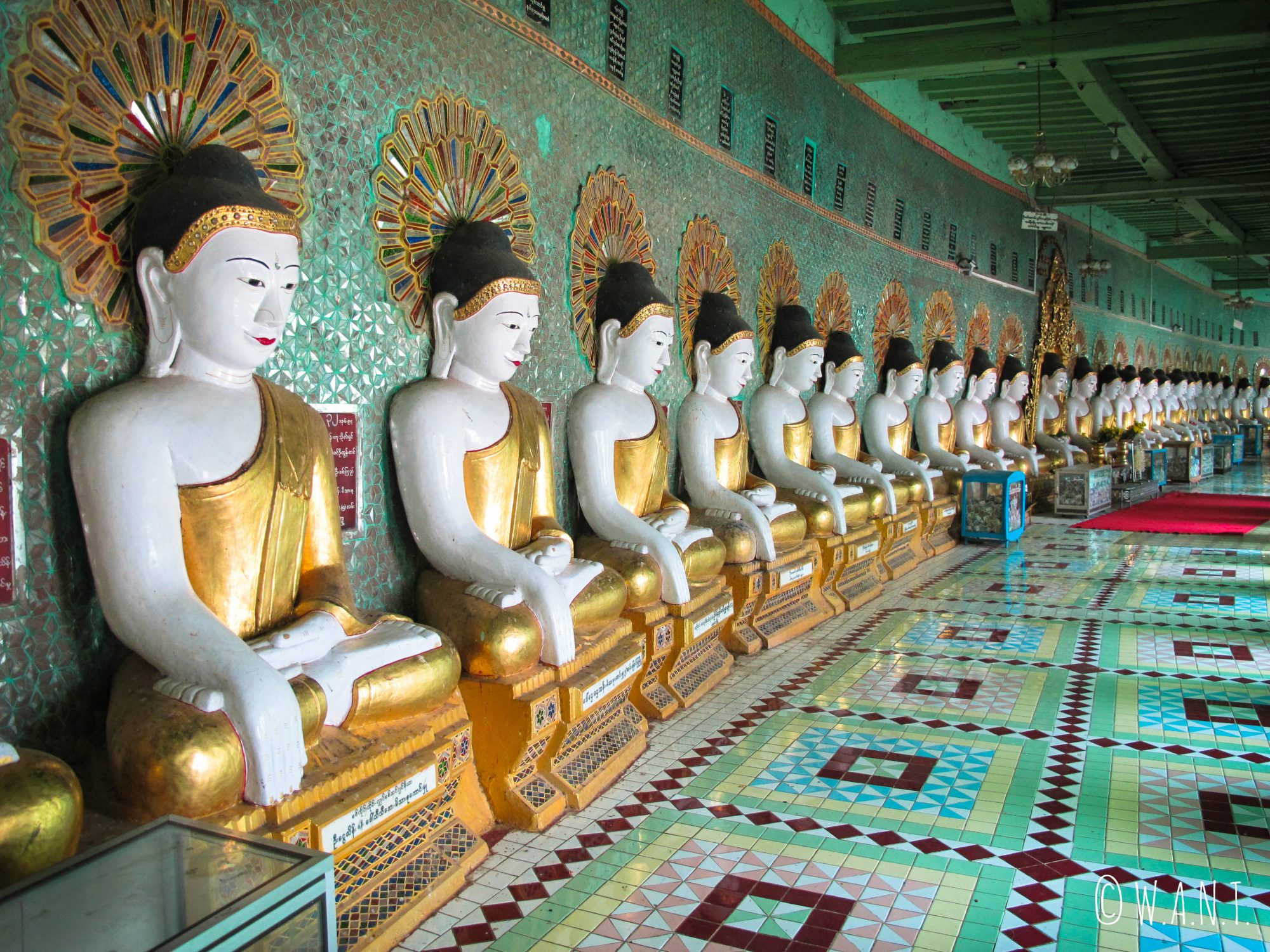 Intérieur de la pagode U Min avec ses multiples représentations de Buddha