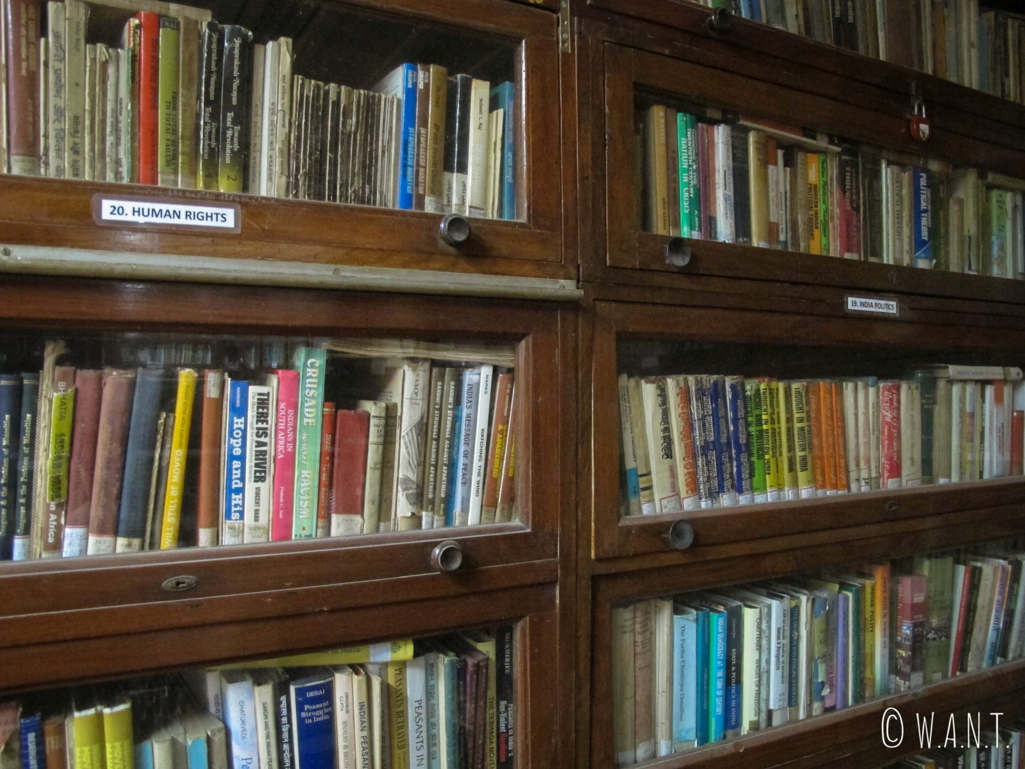 La bibliothèque de la maison de Gandhi comporte un ensemble d'ouvrages impressionnant