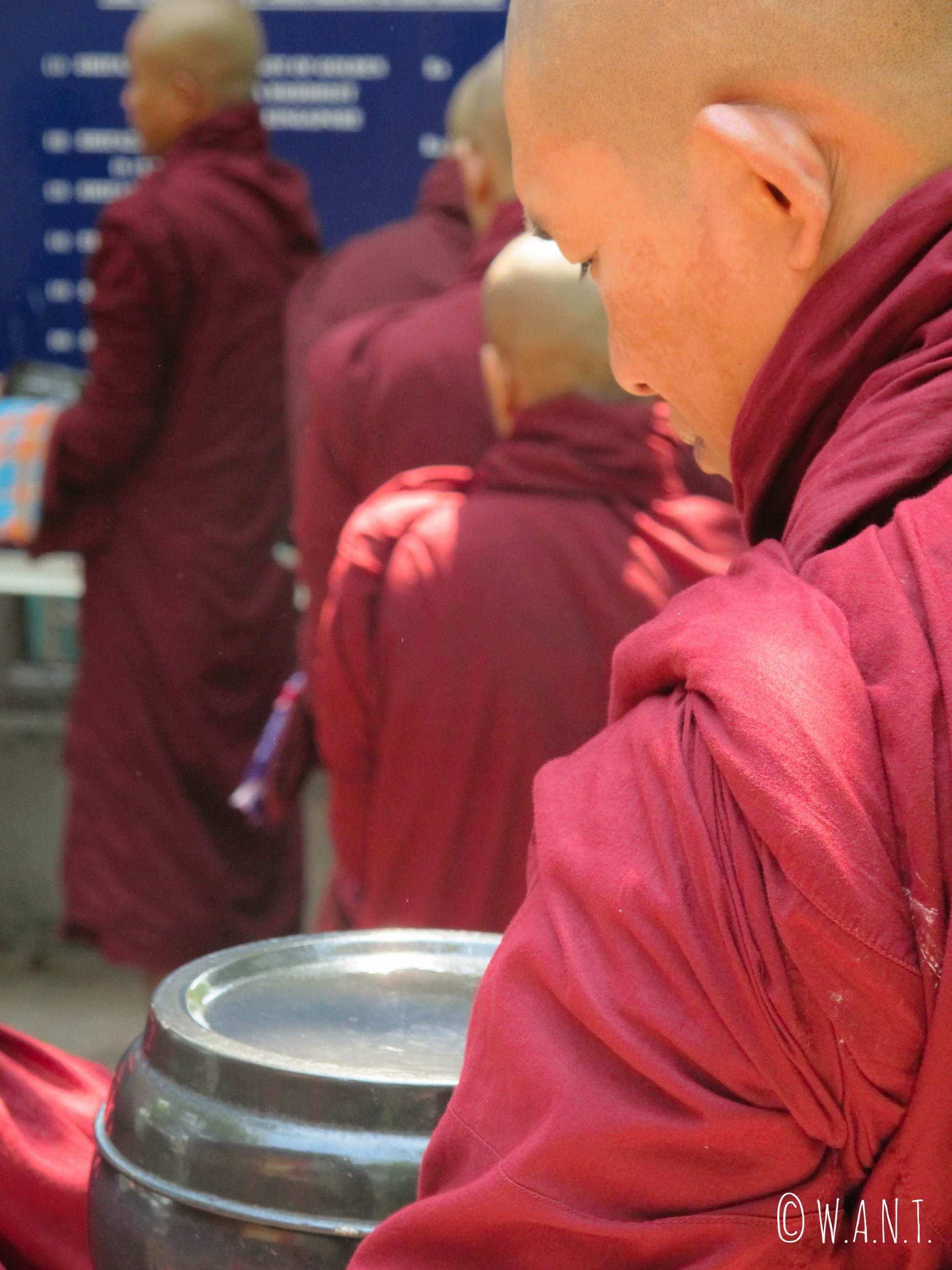 Les moines du monastère Maha Ganayon Kyaung font la queue en attendant que le repas leur soit servi