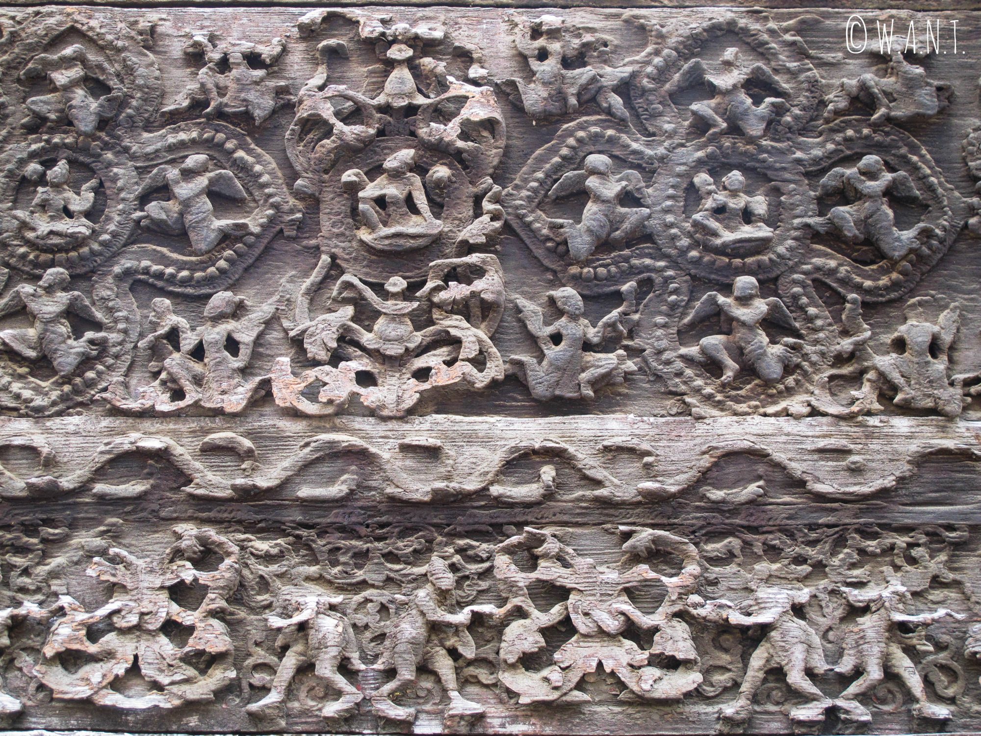 Ornements en bois de Teck sur la façade du monastère Shwenandaw