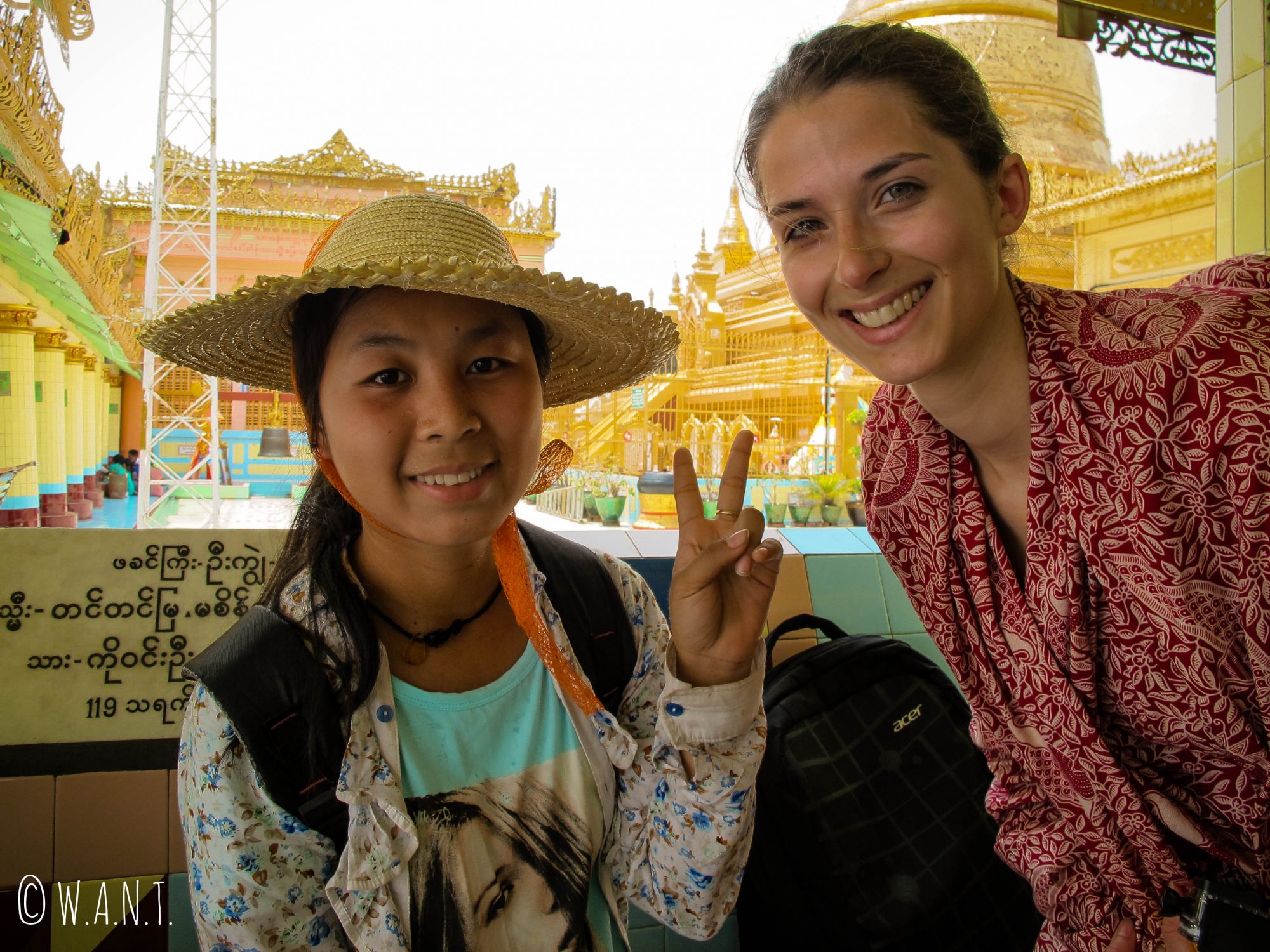 Selfie de Marion à la demande d'une jeune étudiante locale à la pagode Soon U Ponya Shin