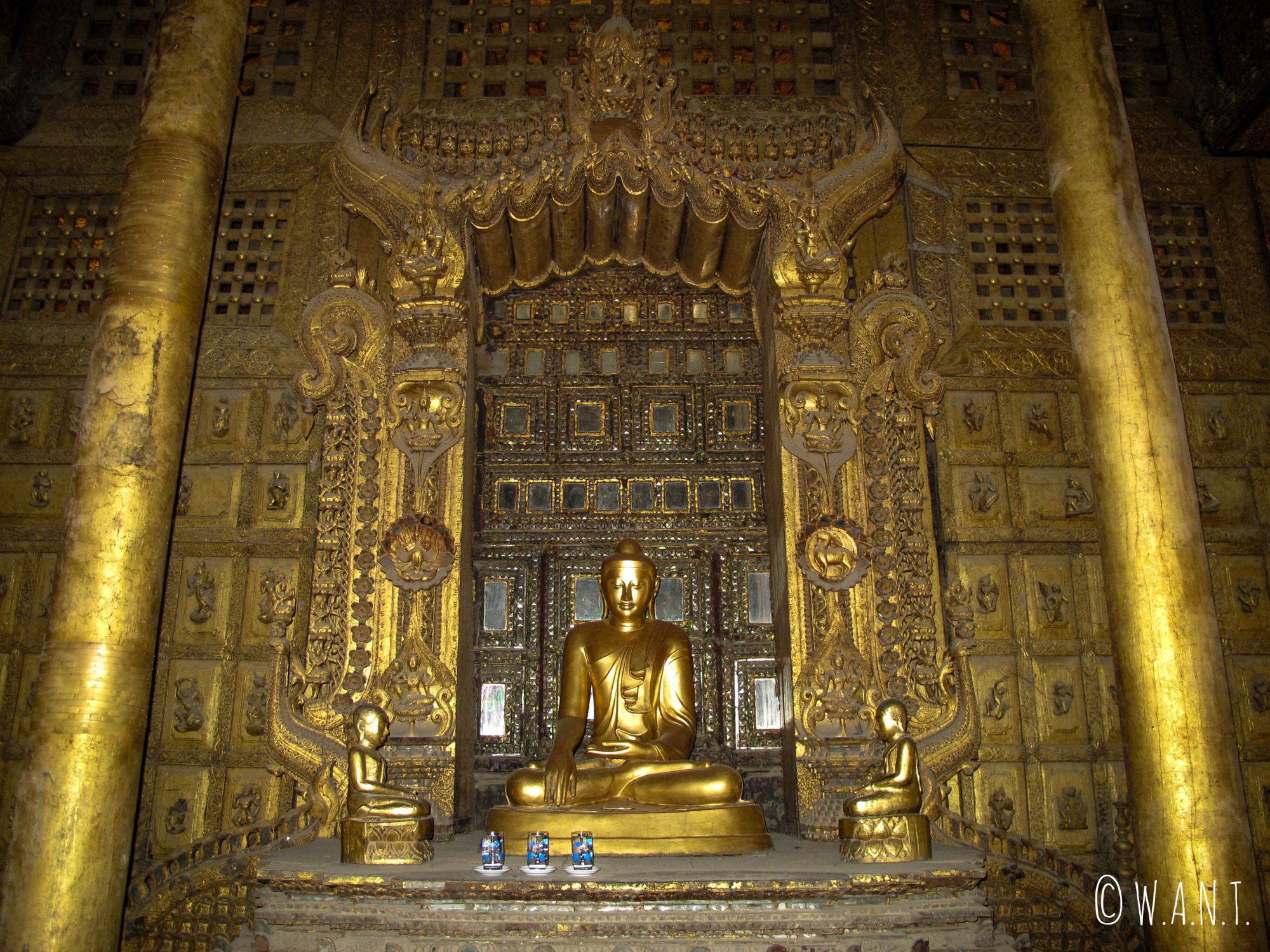 Représentation de Bouddha à l'intérieur du monastère Shwenandaw