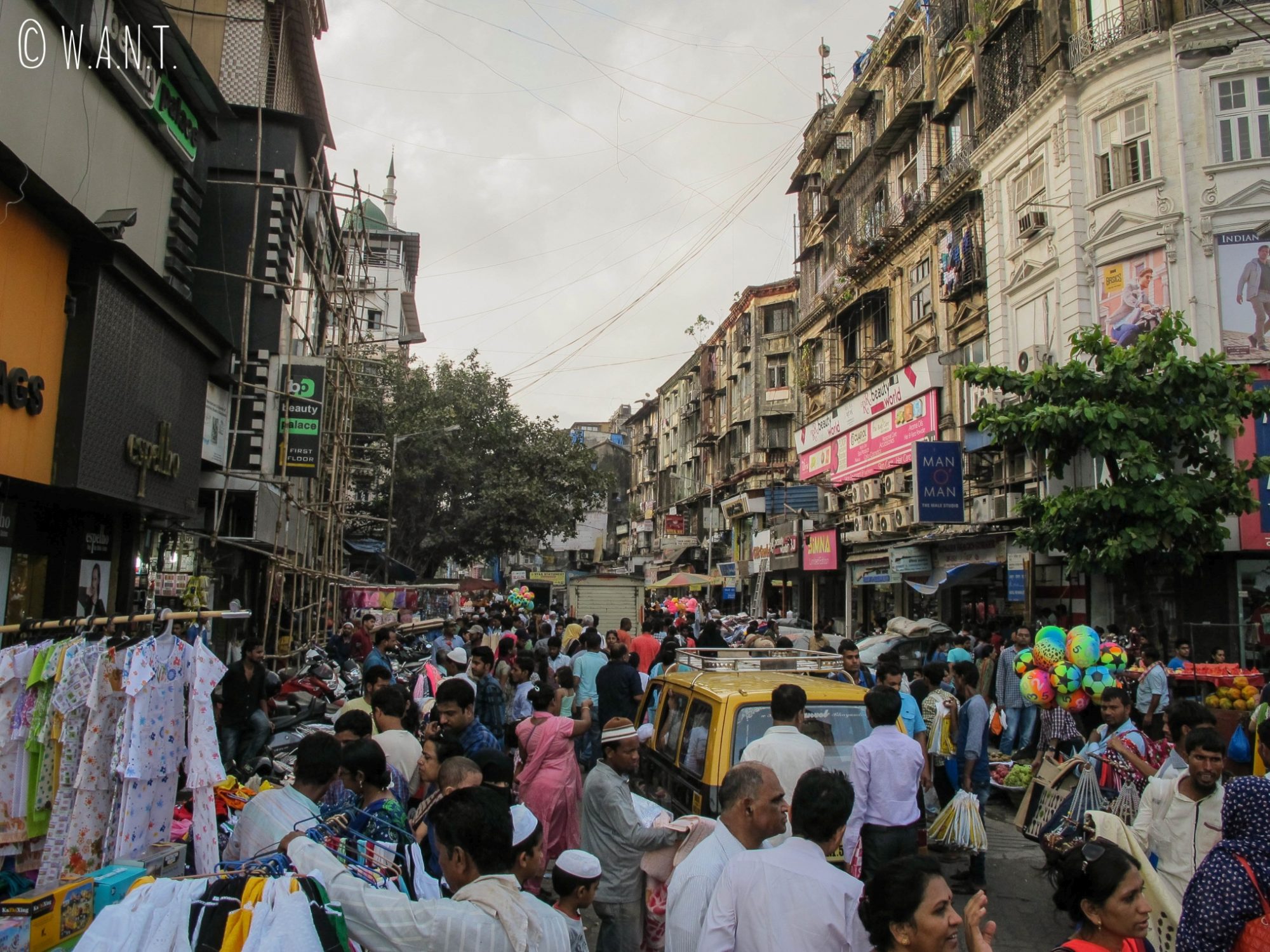 Rue bondée de Mumbai, les véhicules essayent de se frayer un chemin dans la foule