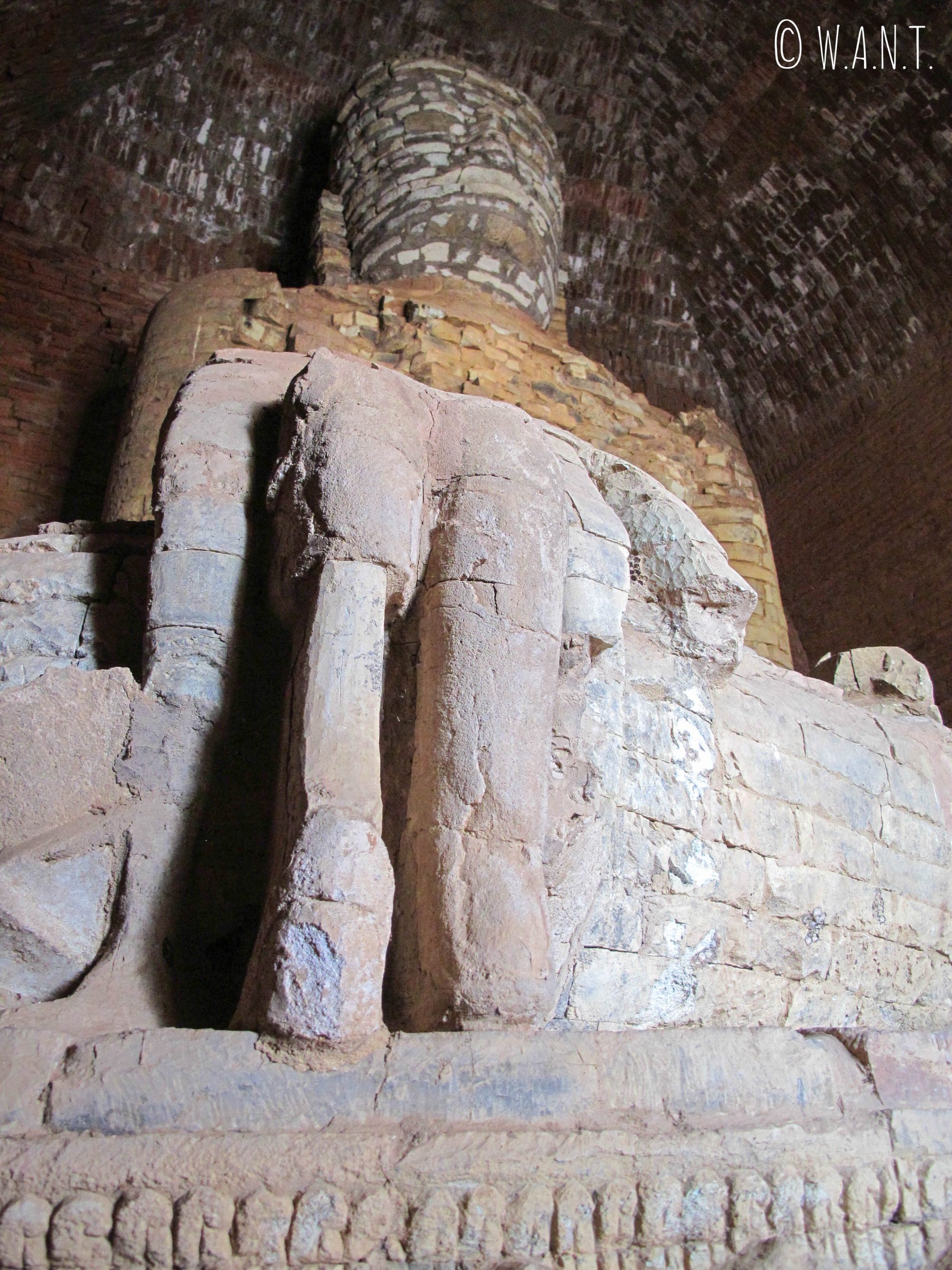 Statue de Bouddha construite en pierres du Mont Popa