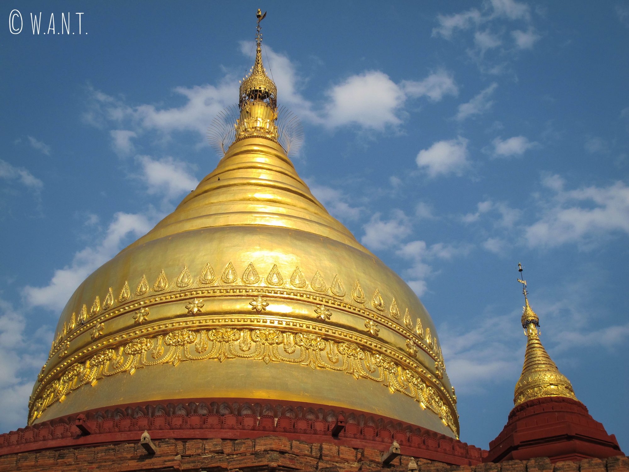 Stupa en or de la pagode Dhammayanzika
