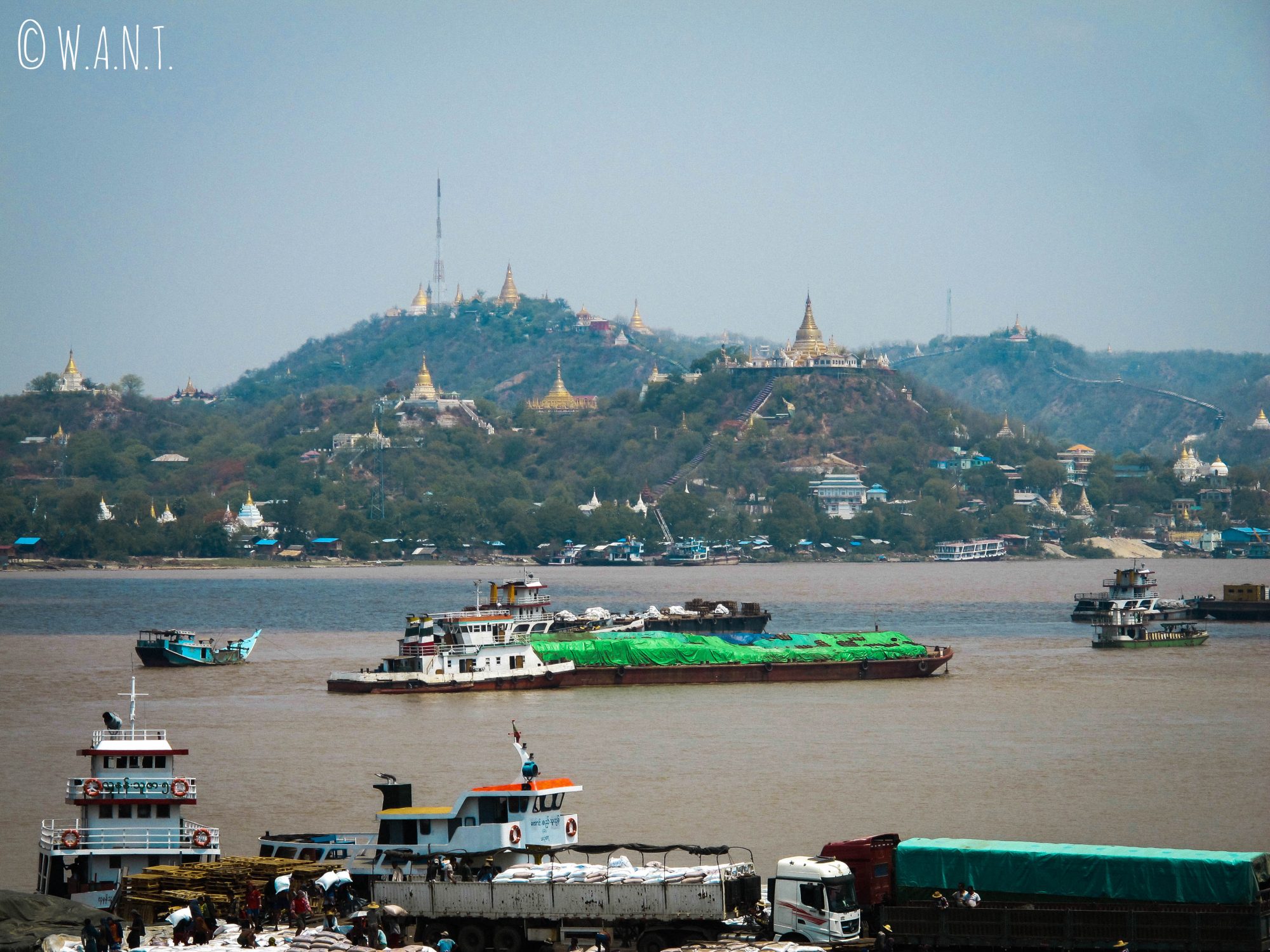 Traversée de l'Irrawaddy pour rejoindre Sagaing : des pagodes à perte de vue