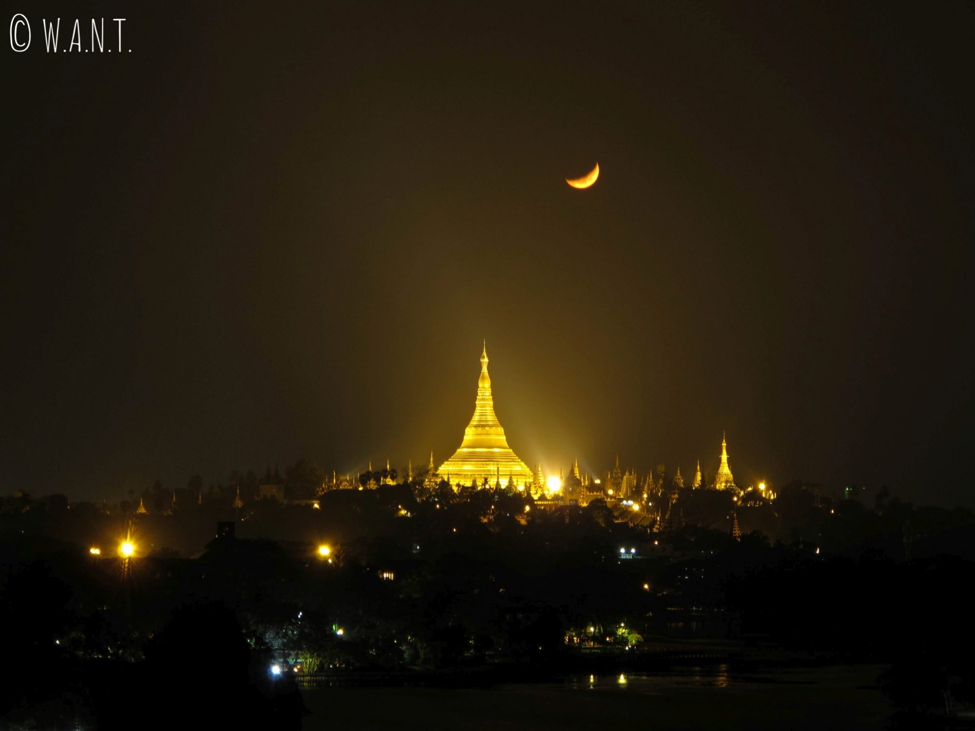Vue nocturne de la pagode Shwedagon