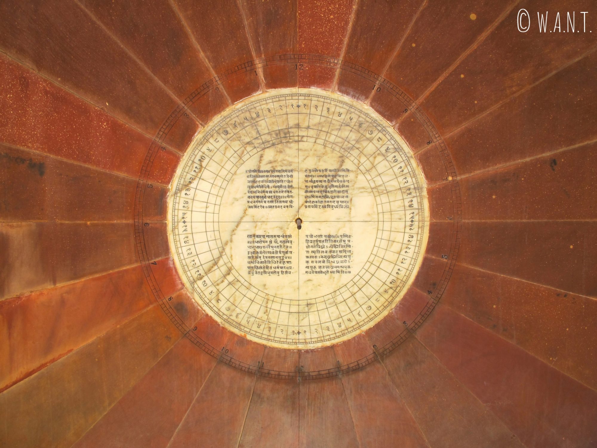 Cadran solaire du Jantar Mantar de Jaipur où il est possible de lire l'heure avec une précision de 23 minutes