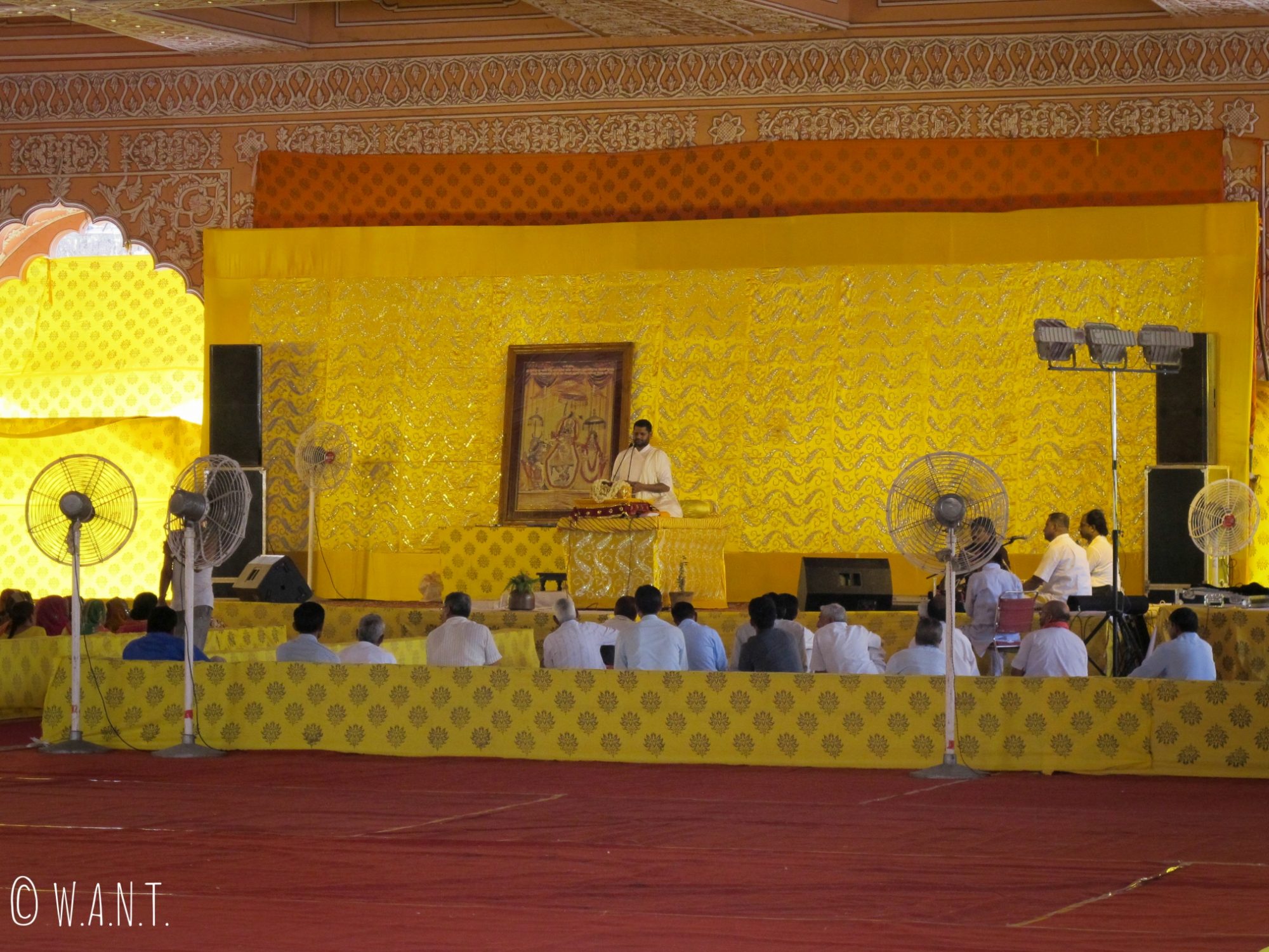 Cérémonie hindou en cours au temple Govind Devji à Jaipur