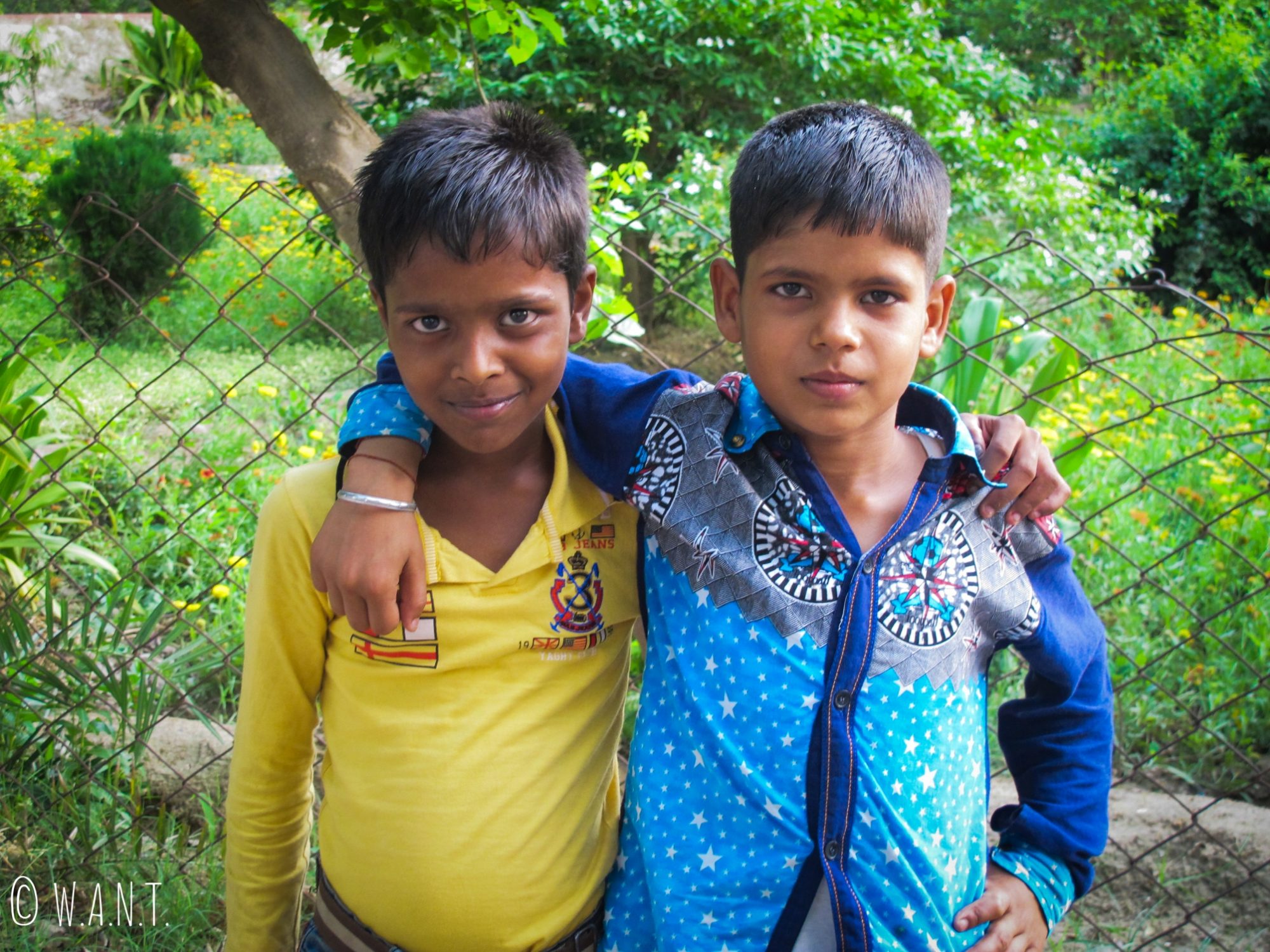 Deux jeunes garçons rencontrés dans le parc Shahjahan à Agra