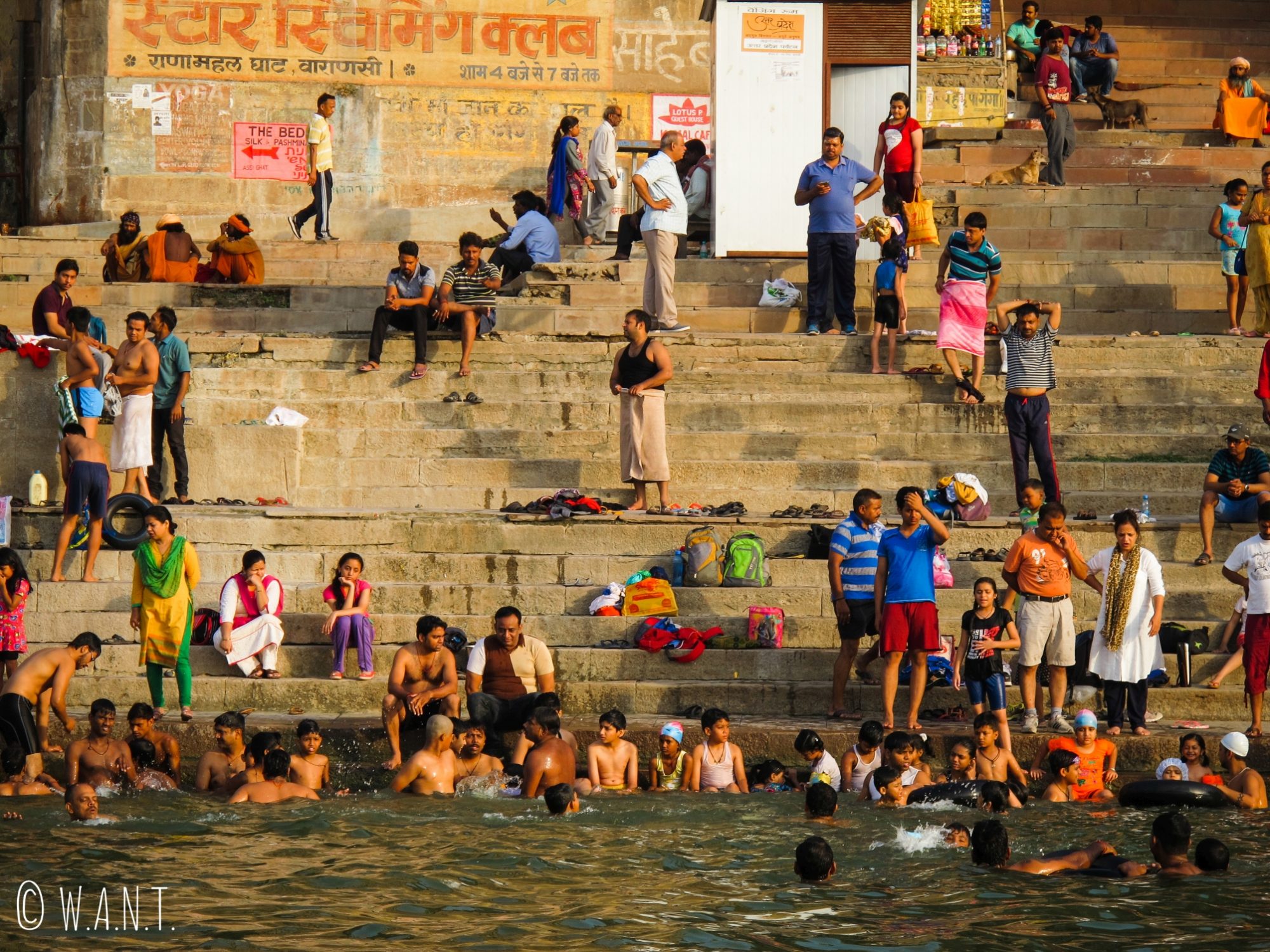 Dès le lever du soleil, les locaux commencent leur journée au bord du Gange