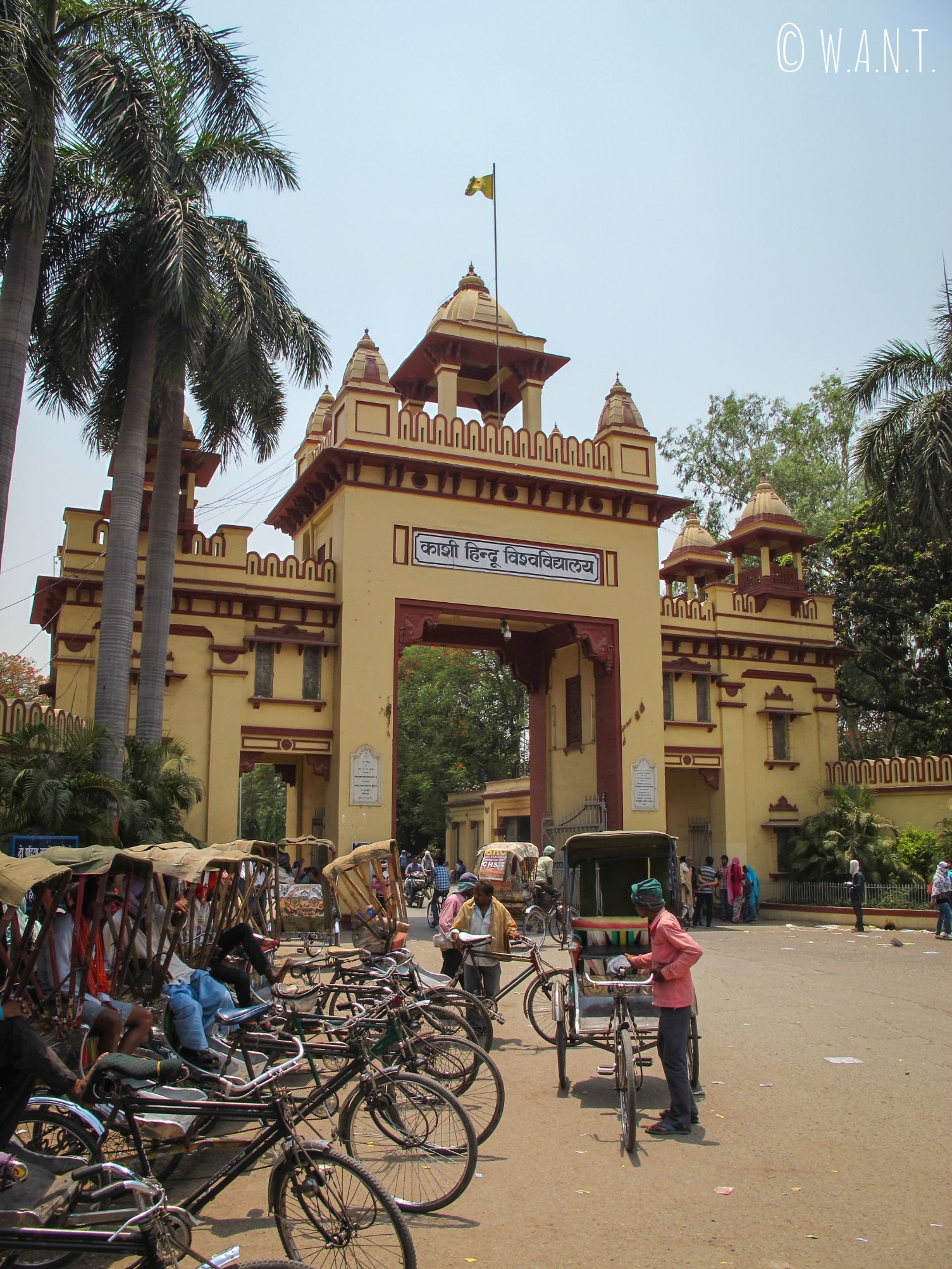 Entrée du complexe universitaire de Varanasi, Banaras Hindu