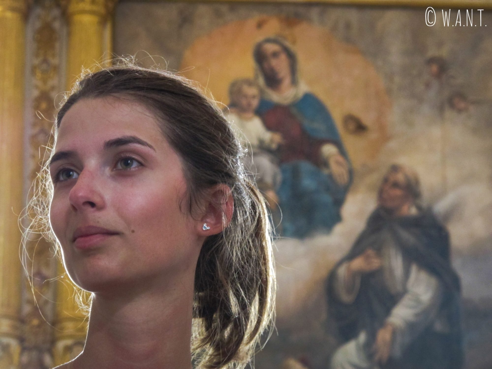Marion devant un autel à l'intérieur de Sainte Catherine d'Alexandrie