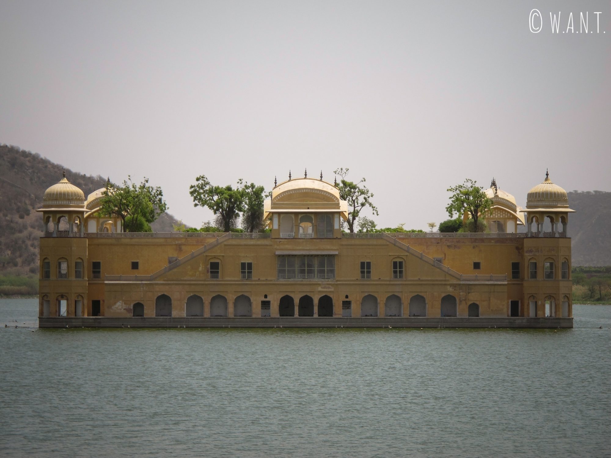 Jal Mahal ou Water Palace depuis la rue qui borde le lac à Jaipur