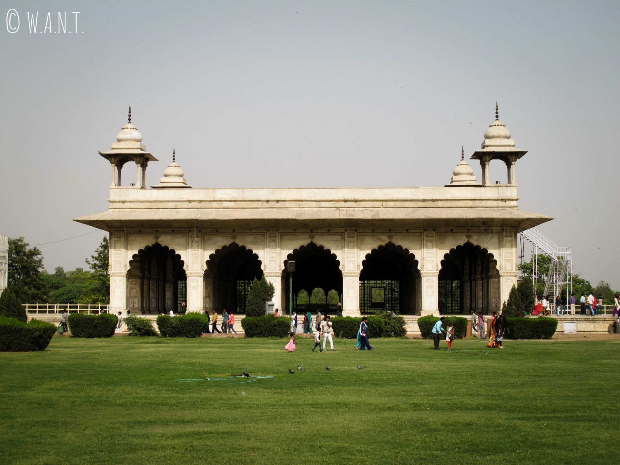 Jardins et bâtisses dans l'enceinte du Fort Rouge de Delhi