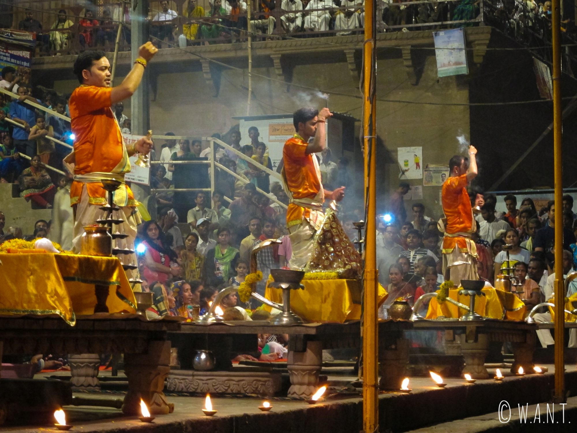 La cérémonie Ganga aarti a lieu tous les soirs sur le Dashashwamedh ghat
