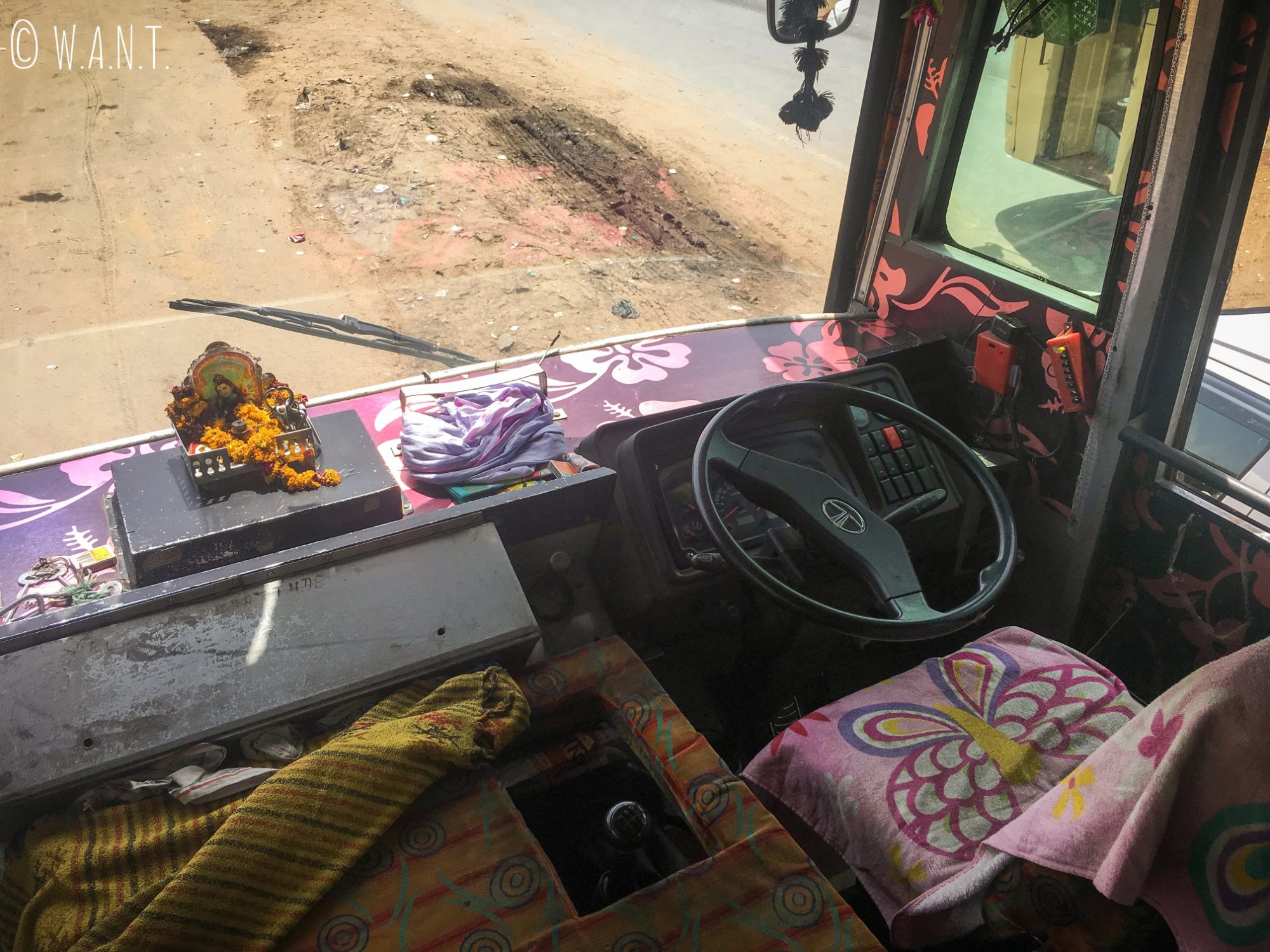 La place de notre conducteur de bus de Jaipur à Agra