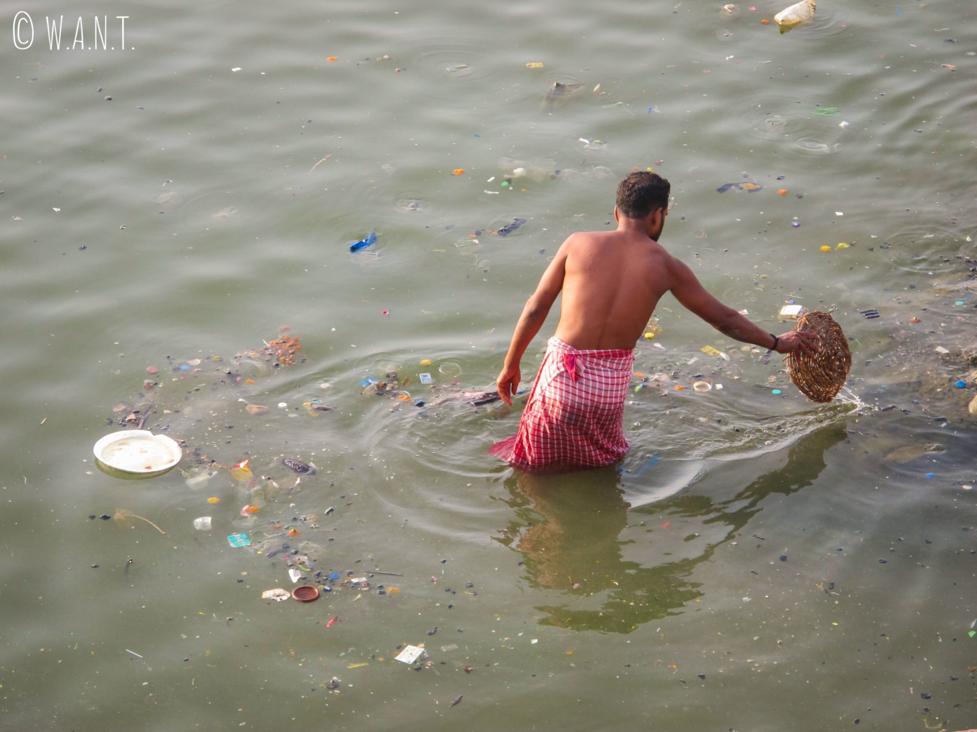 La pollution du Gange est assez incroyable et explique que Benjamin n'ait pas finalement pas souhaité s'y plonger !