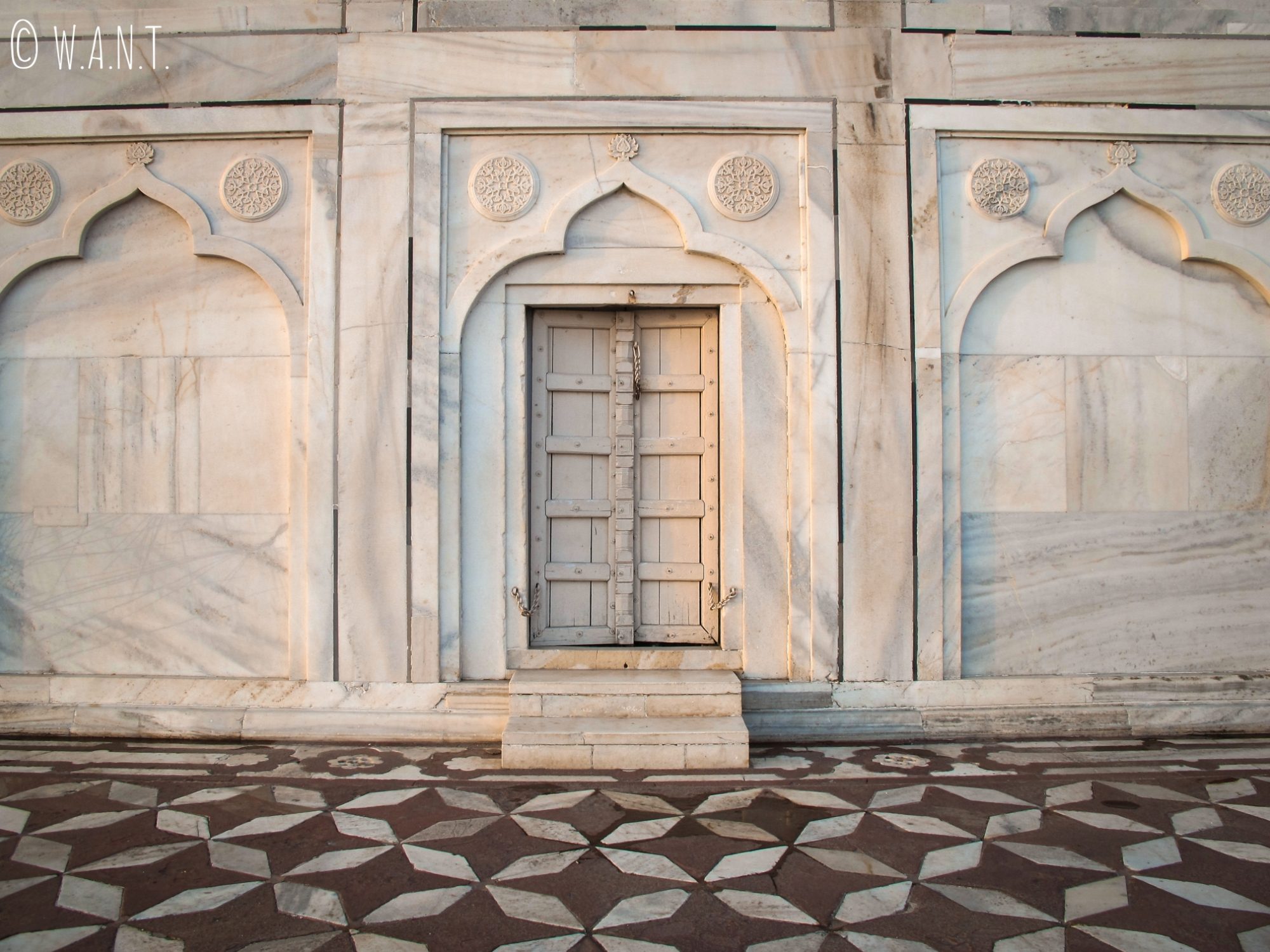 La taille de cette porte d'entrée au pied du Taj Mahal est inversement proportionnelle à celle de l'édifice !