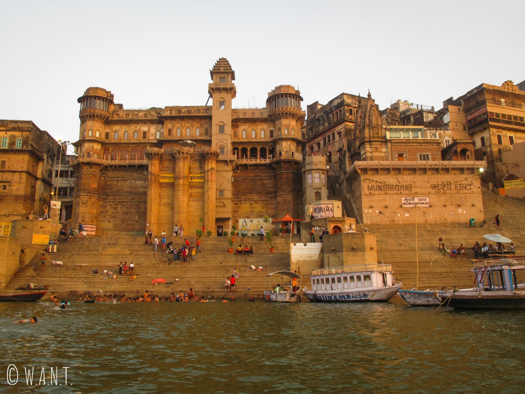 L'architecture du Darbhanga ghat est impressionnante et abrite un palace