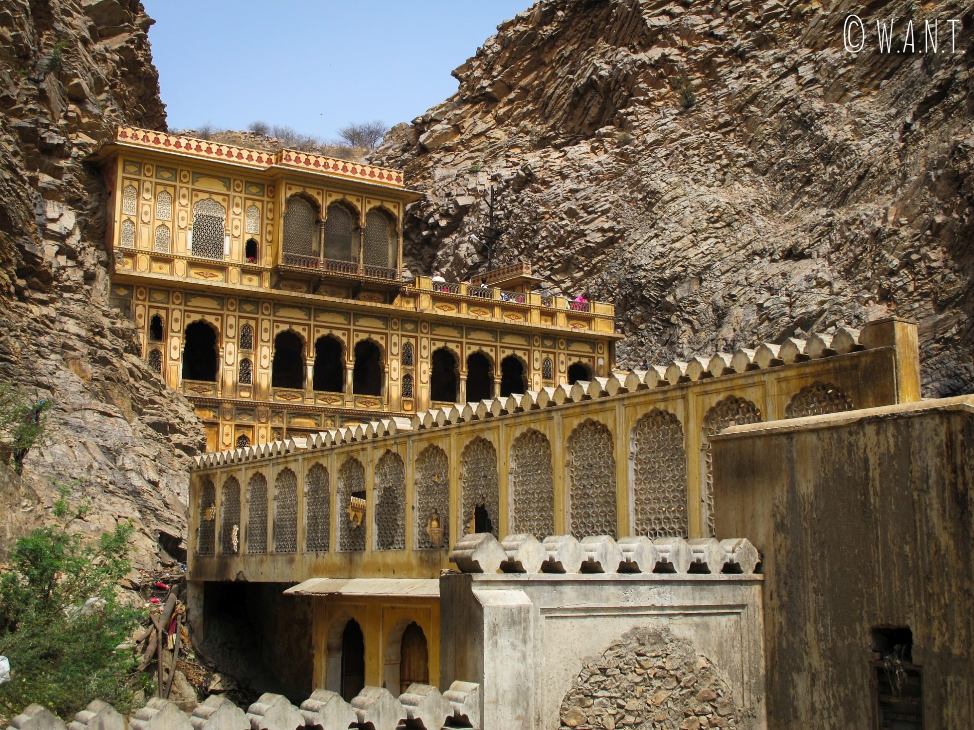 Le Monkey temple de Jaipur est construit à flanc de montagne