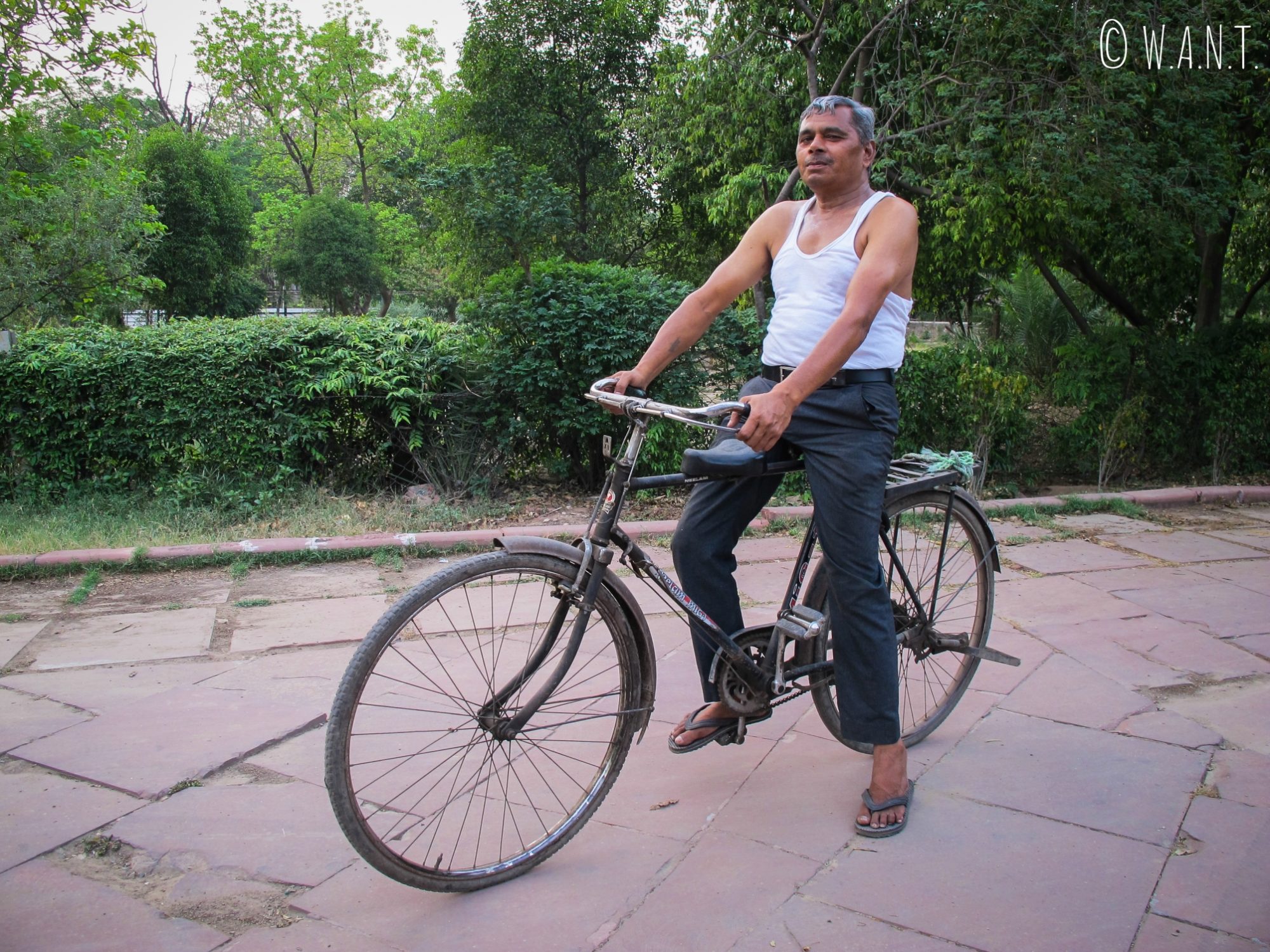 Le fameux monsieur qui est venu nous proposer des substances illicites dans le parc Shahjahan d'Agra