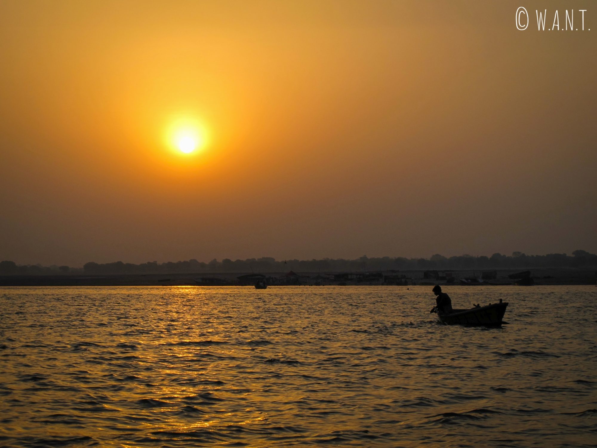 Le lever de soleil sur le Gange est un moment propice à la pêche