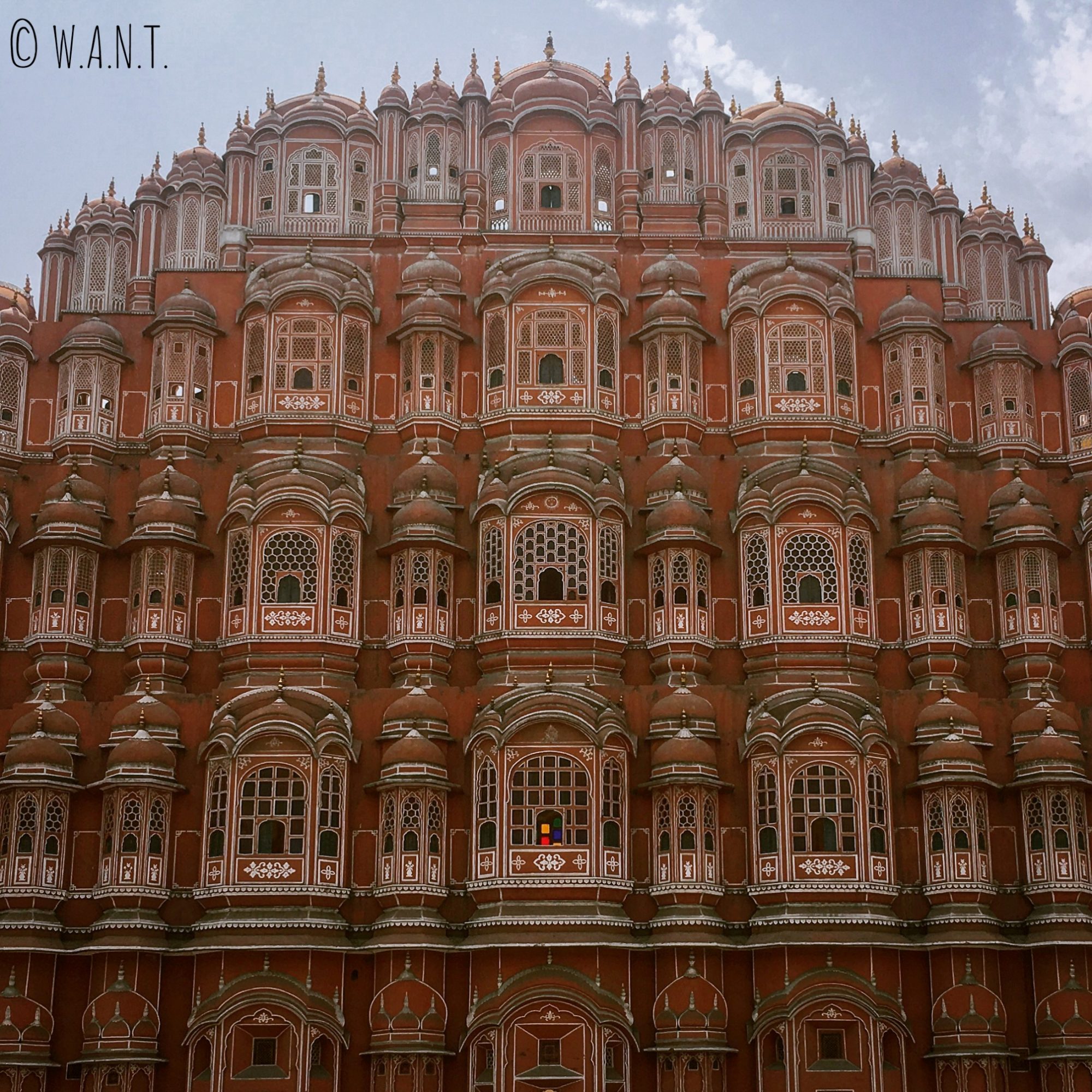 Le palais des vents et ses 152 fenêtres a fier allure dans les rues de Jaipur