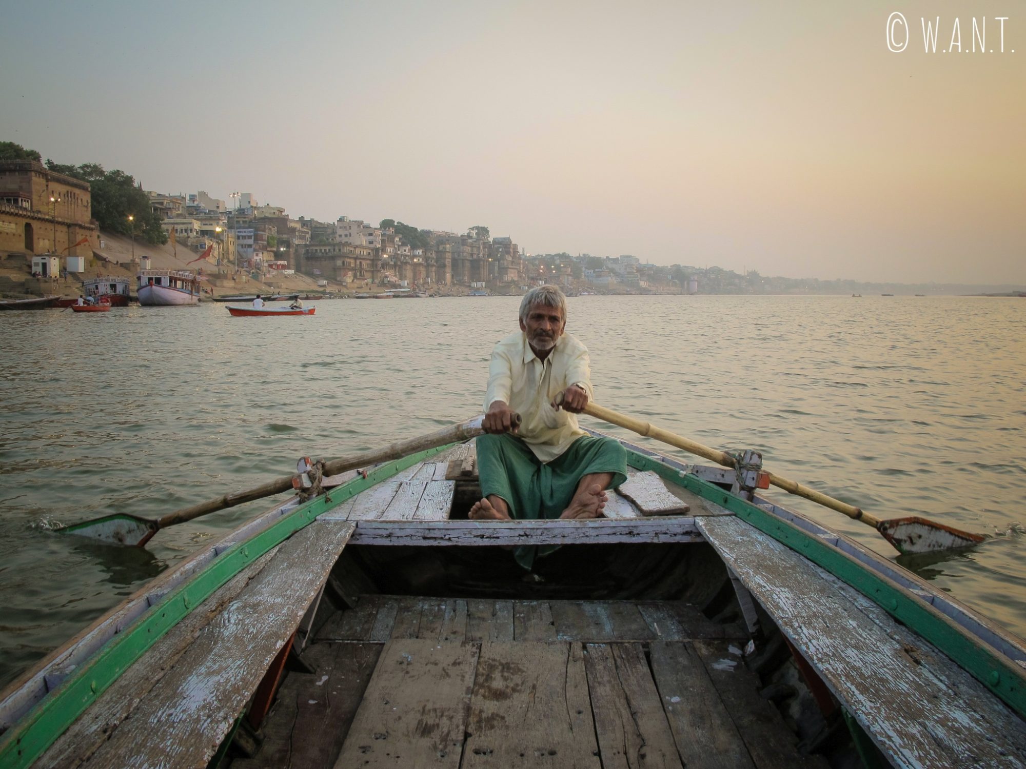 Le pilote de notre barque connaît les Ghats de Varanasi comme sa poche