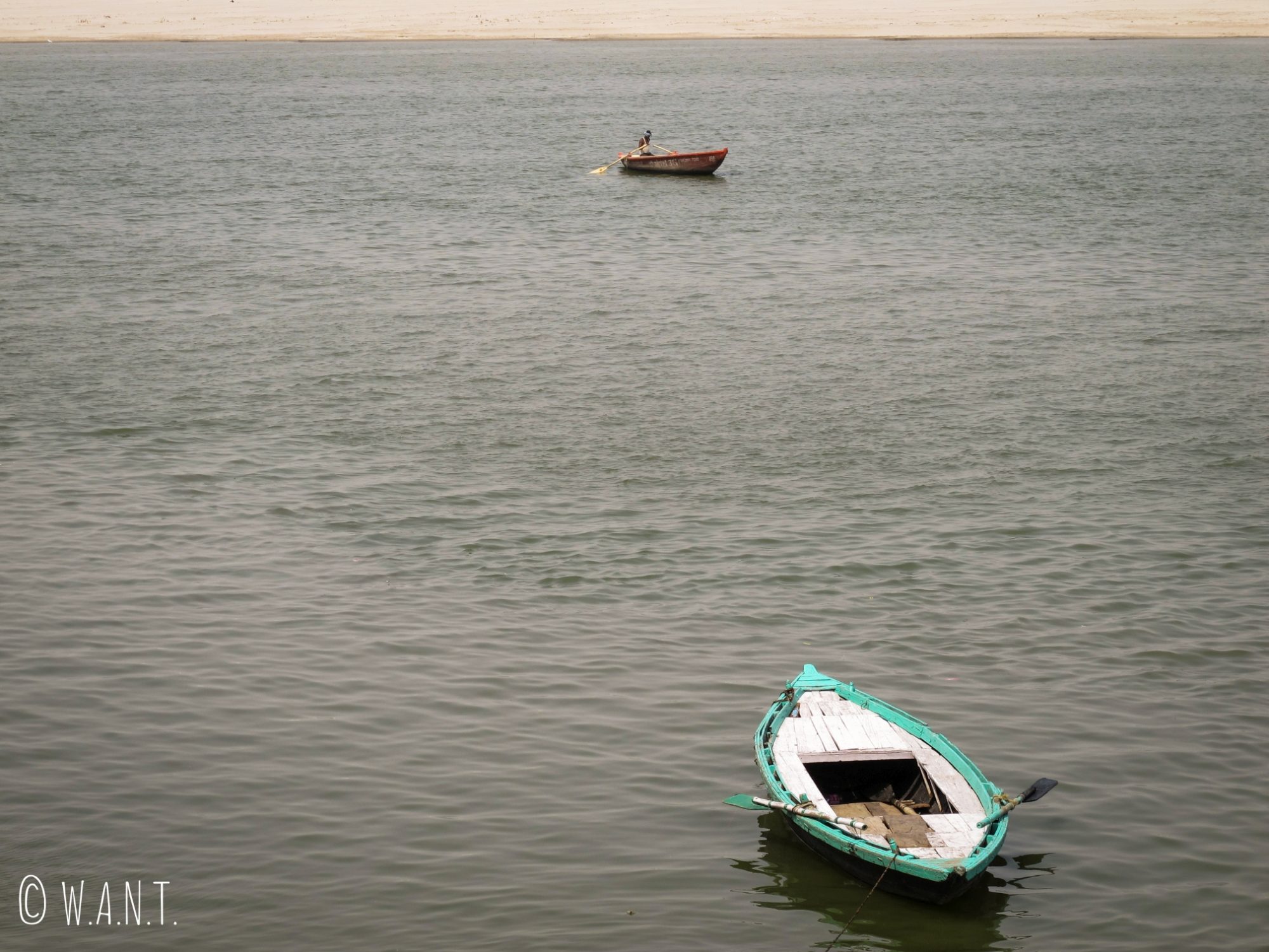 Les habitants de Varanasi utilisent leur barque pour se déplacer sur le Gange et y pêcher