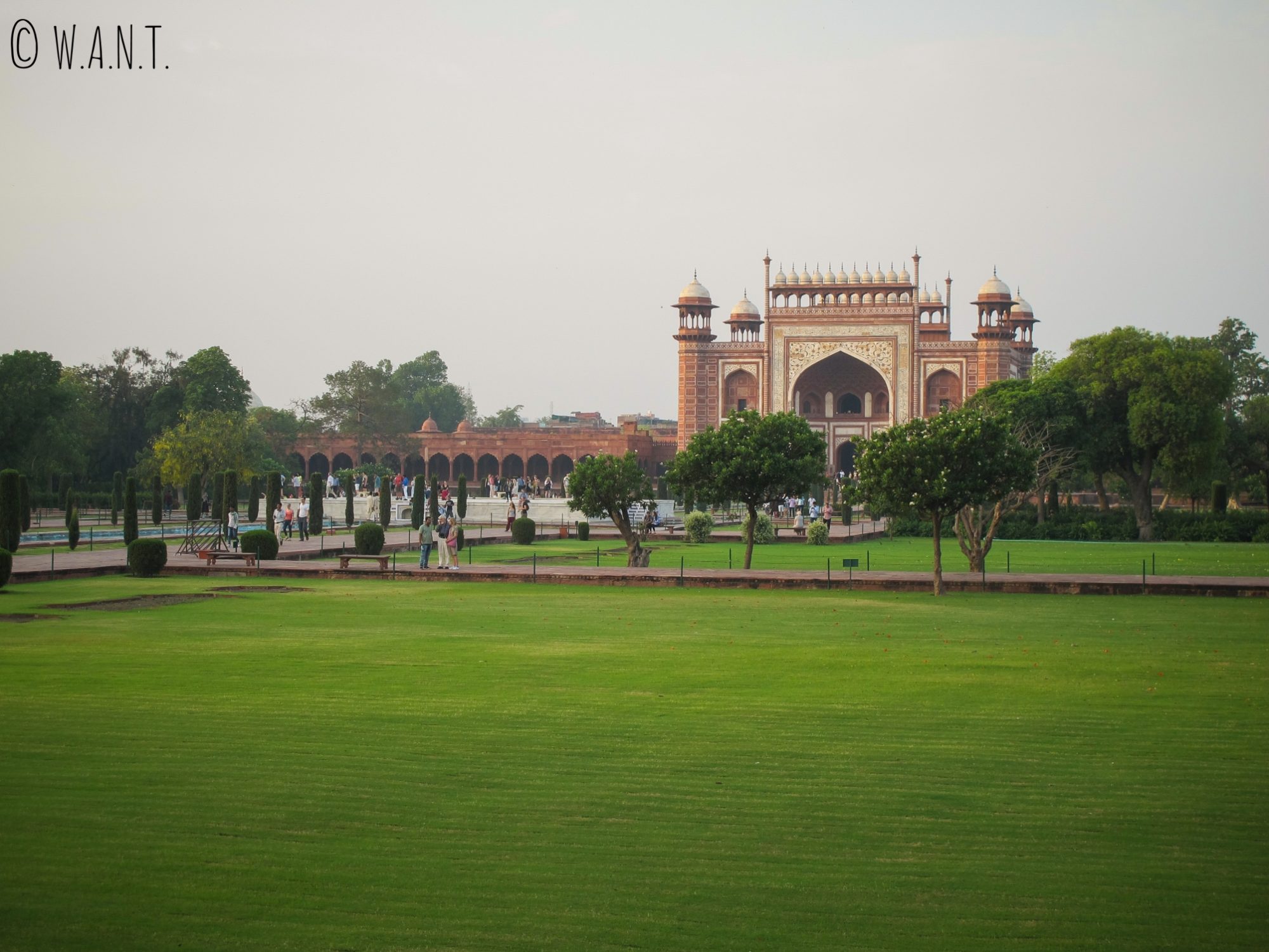 Les jardins du Taj Mahal sont très bien entretenus malgré l'orage de la veille