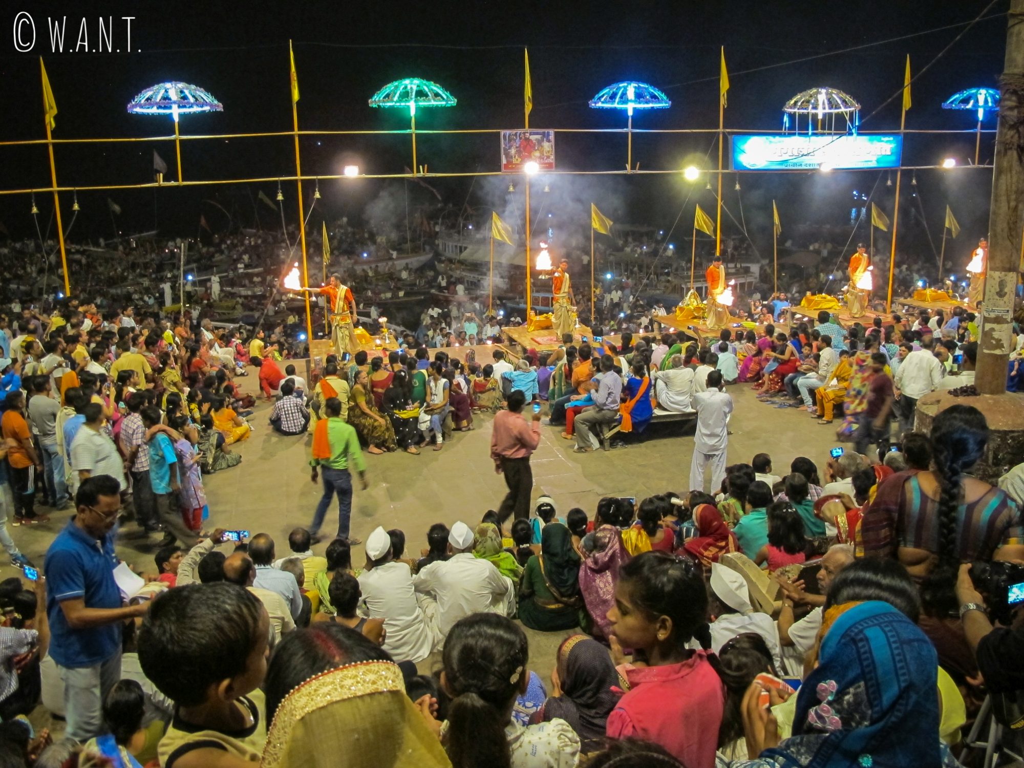 Les locaux se pressent sur le Dashashwamedh ghat pour participer à la cérémonie Ganga aarti