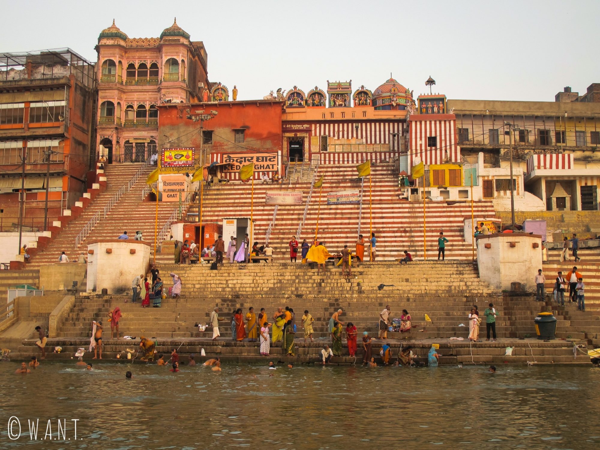 Les marches colorées du Kedar ghat indique la hauteur du Gange en période de mousson