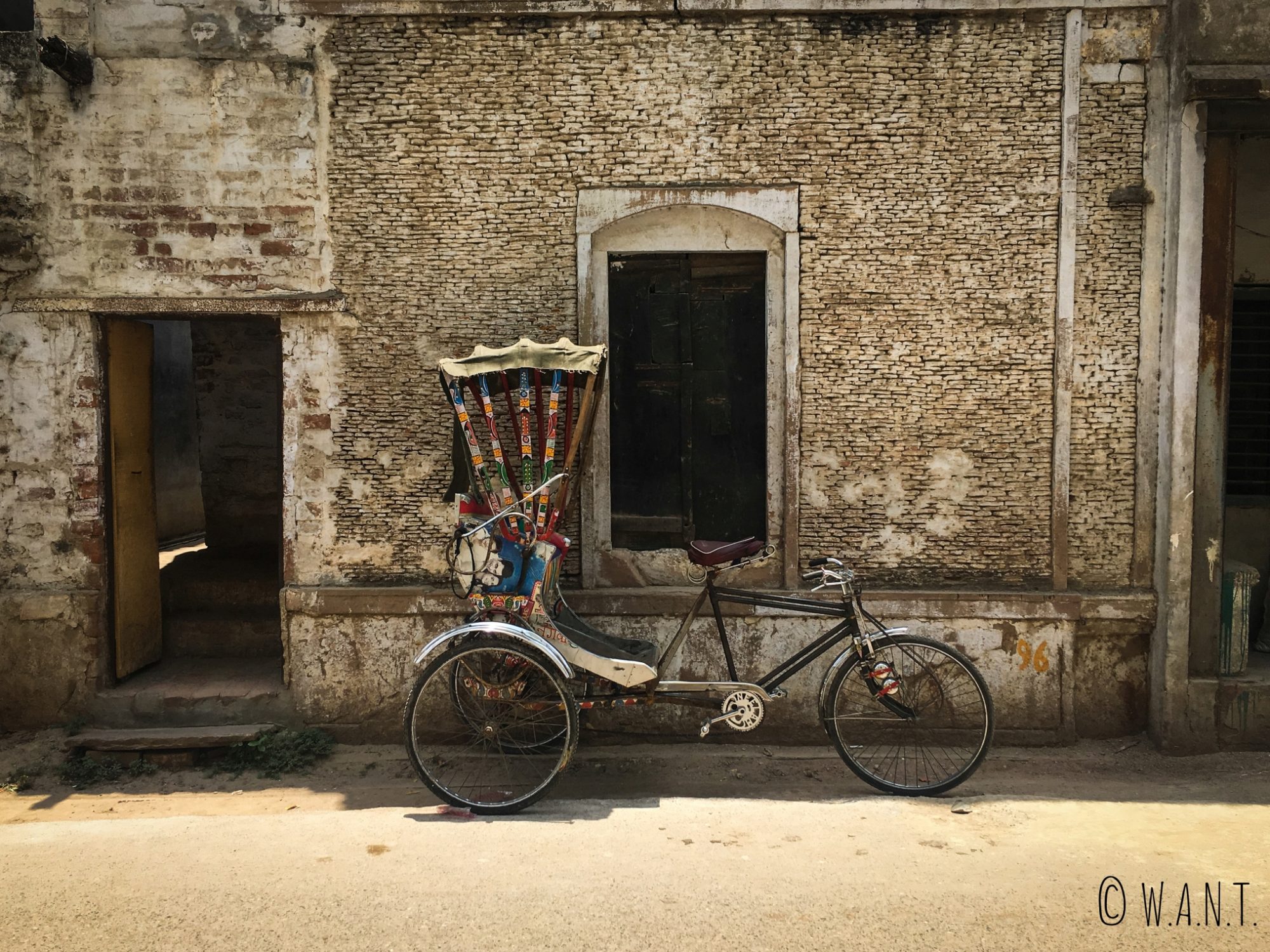 Les rickshaws ont du mal à se frayer un chemin dans les rues étroites des ghats de Varanasi