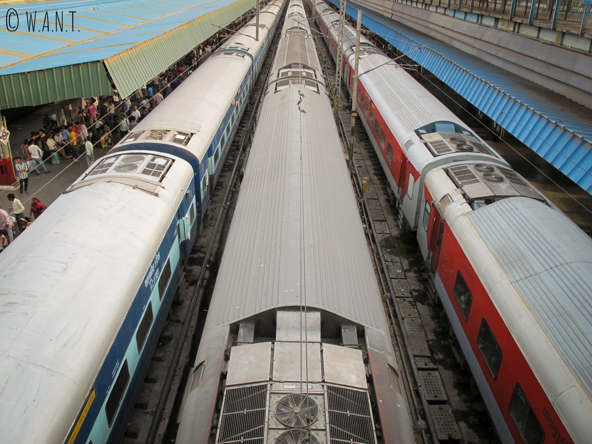 Les trains se succèdent à la gare de New Delhi