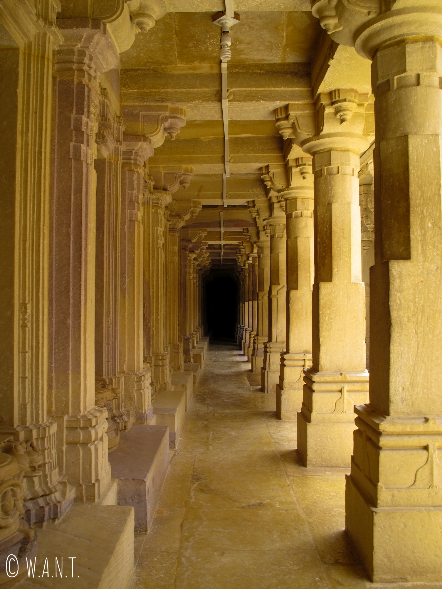 Long corridor dans un temple Jain du fort de Jaisalmer