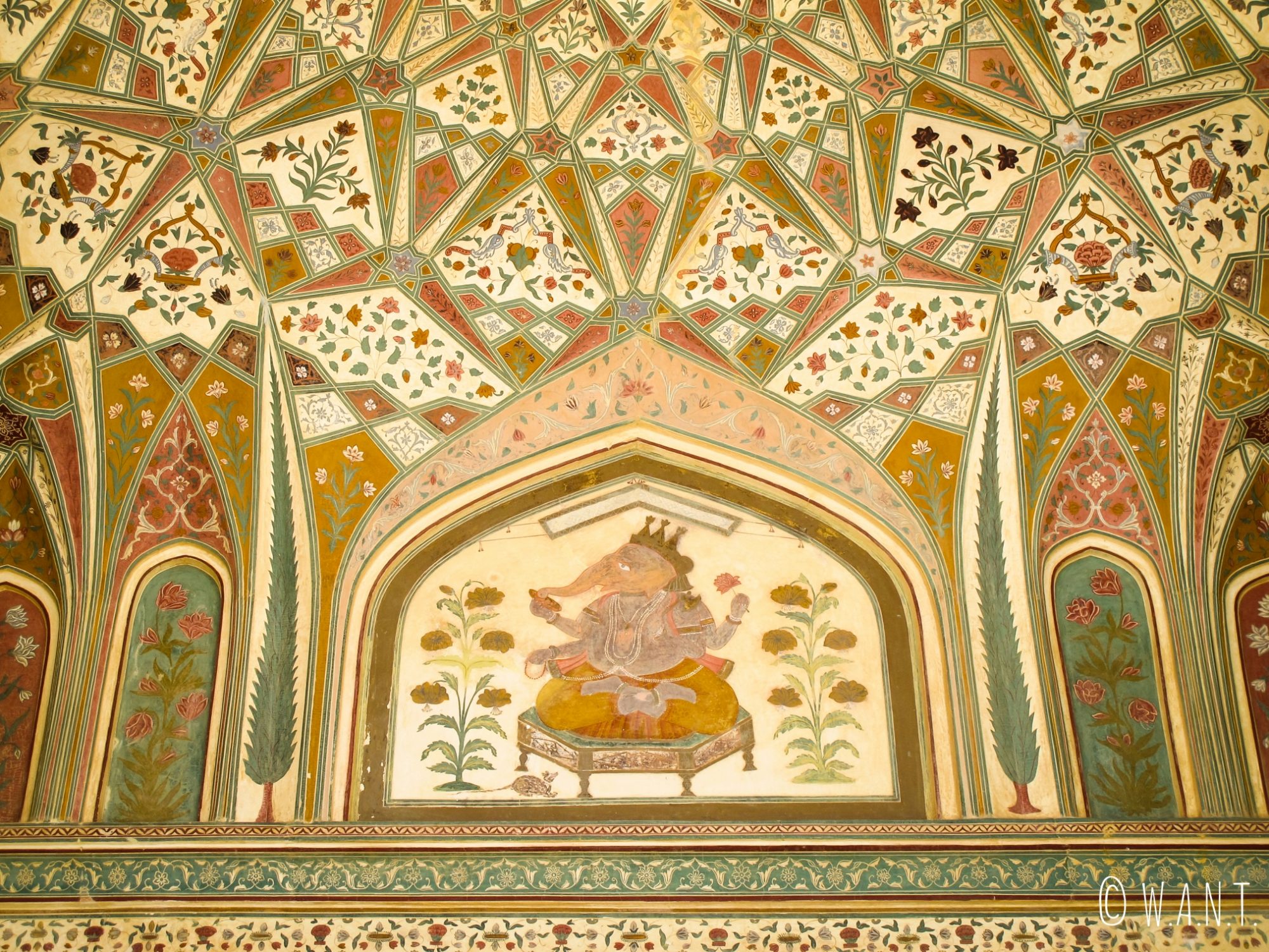 Magnifique fresque murale sur les murs du Fort d'Amber de Jaipur