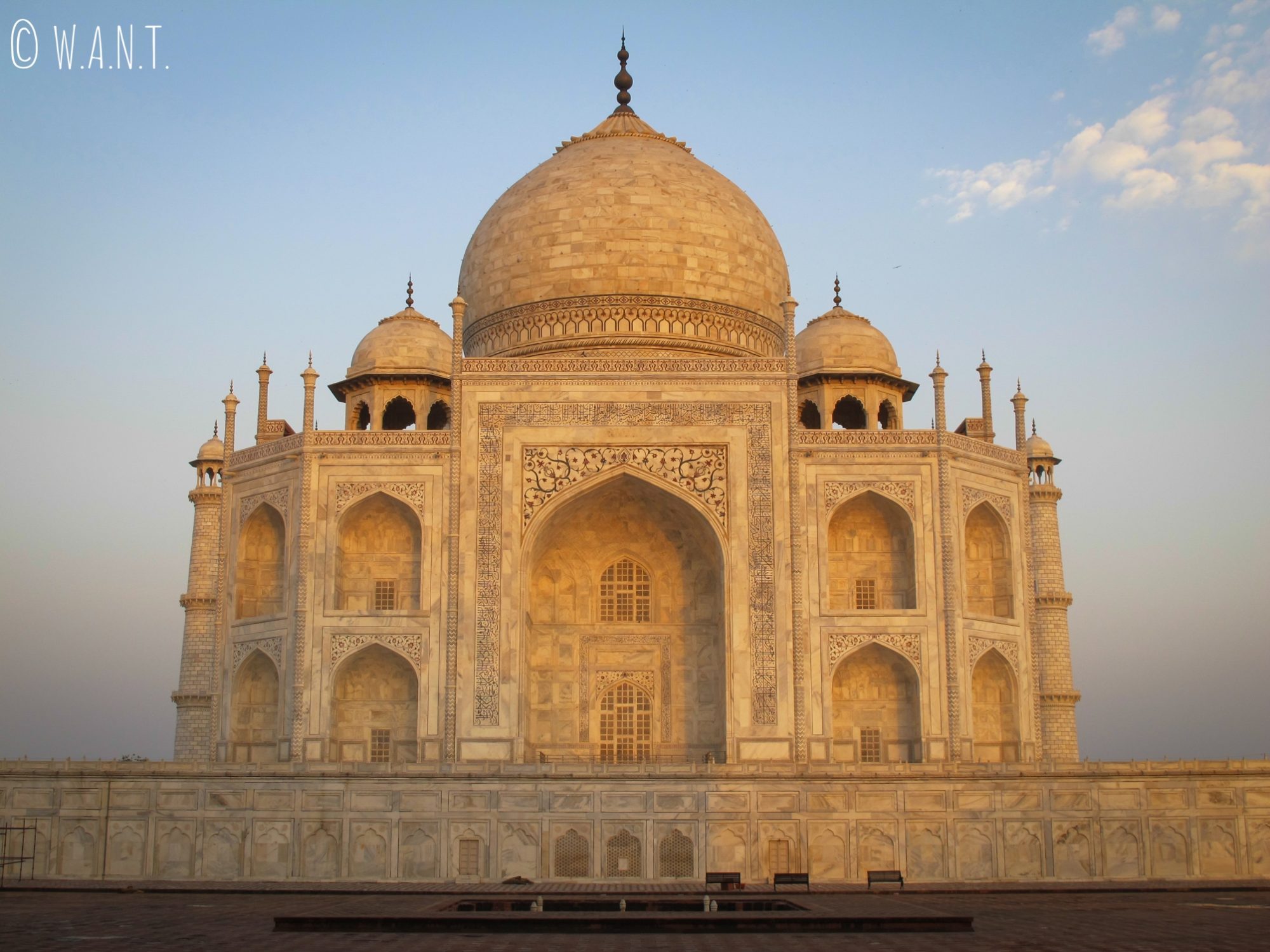 Magnifique lever du soleil sur la façade est du Taj Mahal