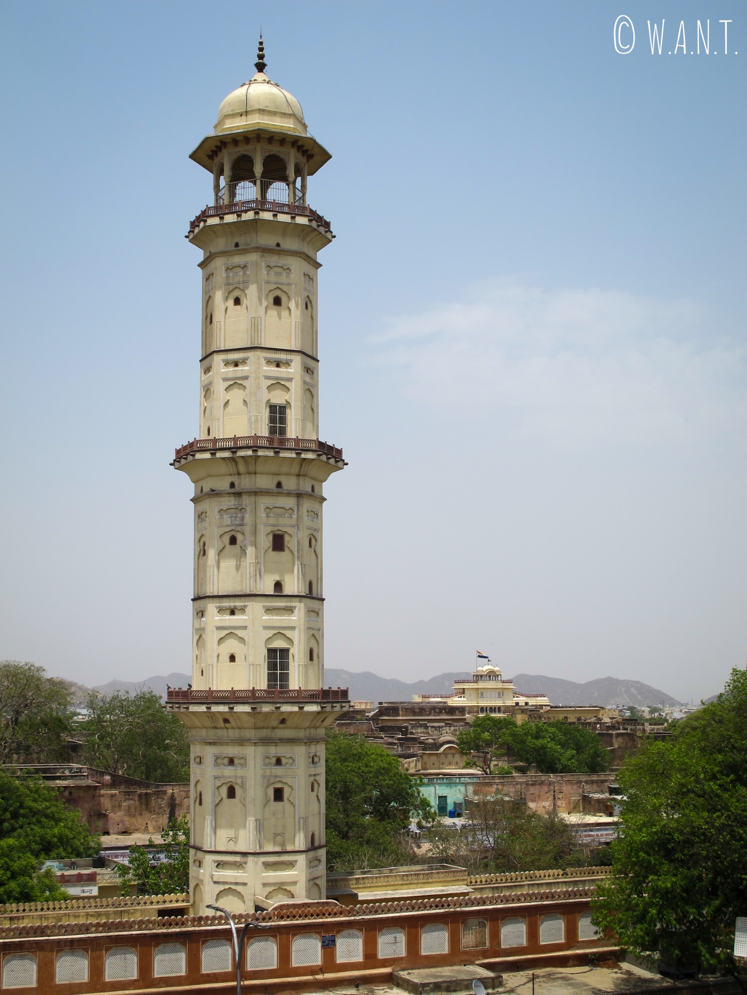 Minaret Iswari Minar Swag Sal et City Palace en arrière plan
