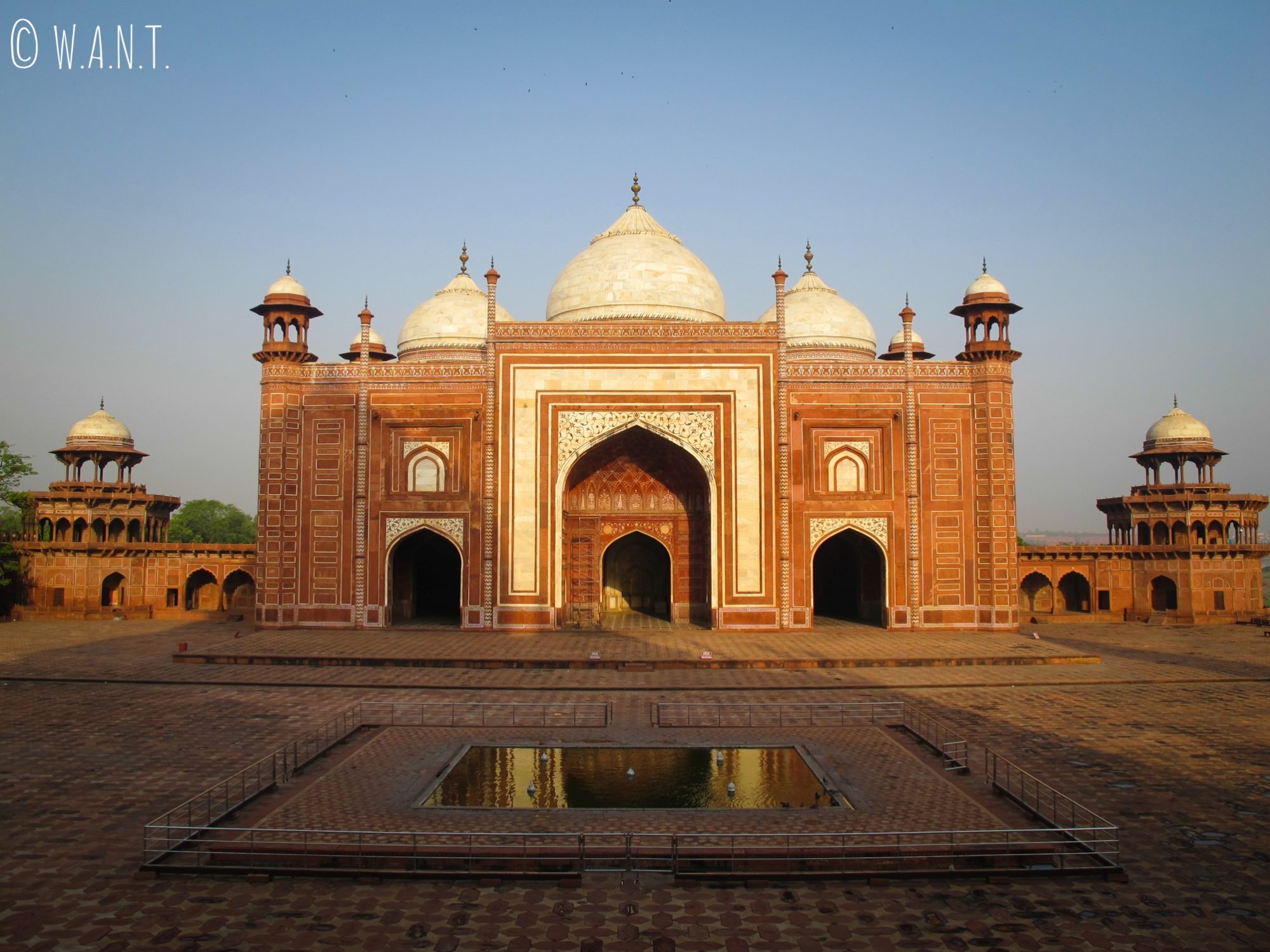 Mosquée faisant face à la façade ouest du Taj Mahal