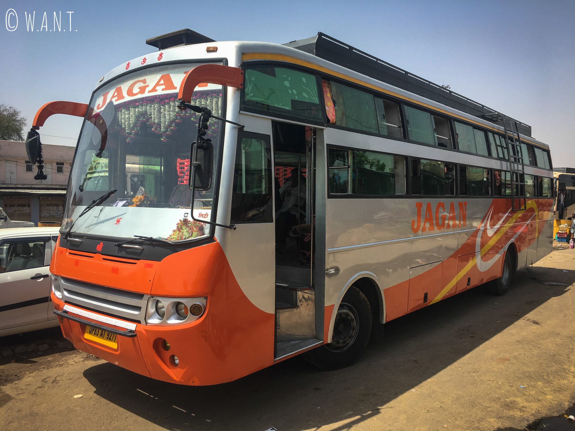 Notre bus non-climatisé qui va nous emmener de Jaipur à Agra