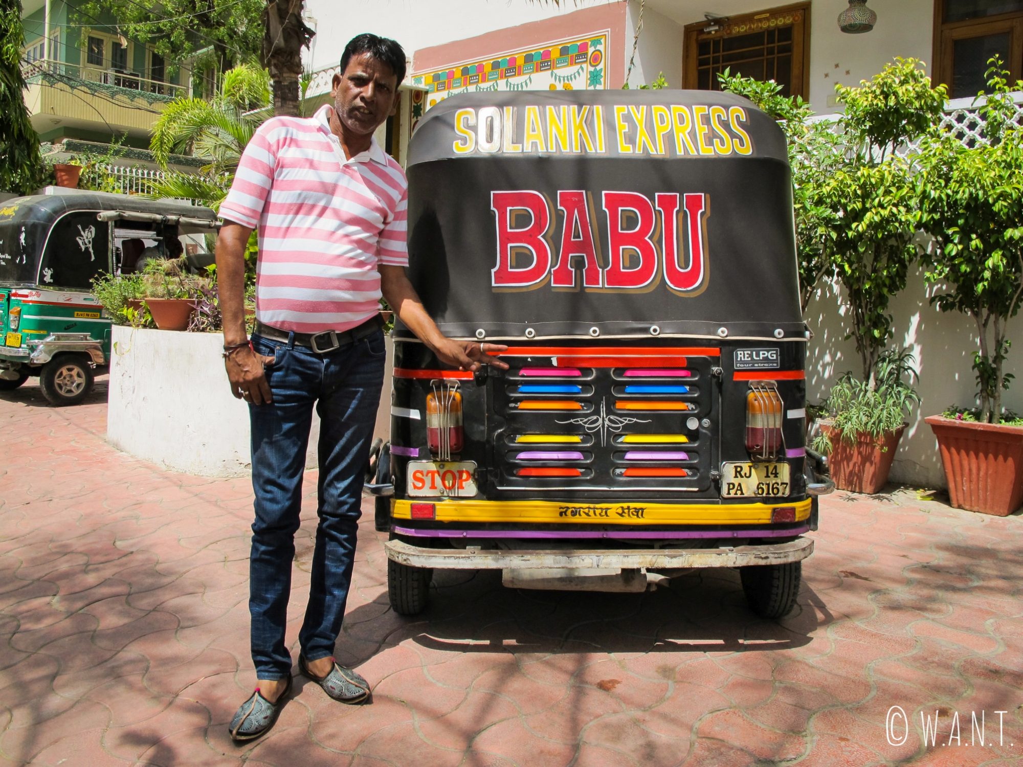 Notre chauffeur de rickshaw Babu prend la pause lors de notre journée d'excursion aux abords de Jaipur