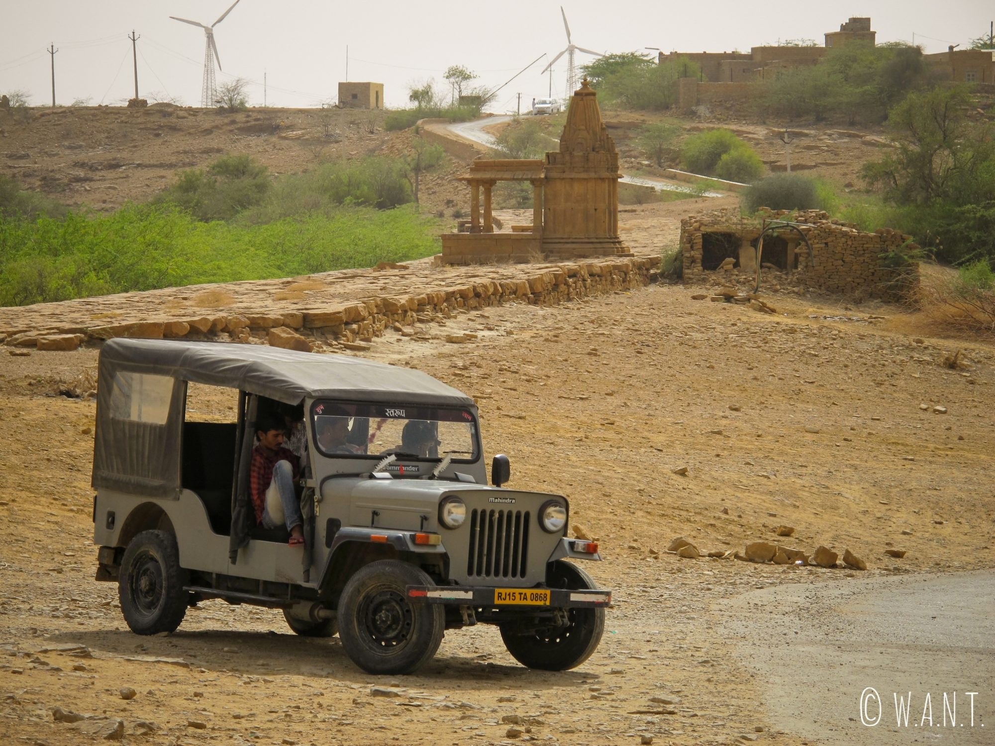 Notre véhicule est un Mahindra tout terrain pour se rendre aux portes du désert
