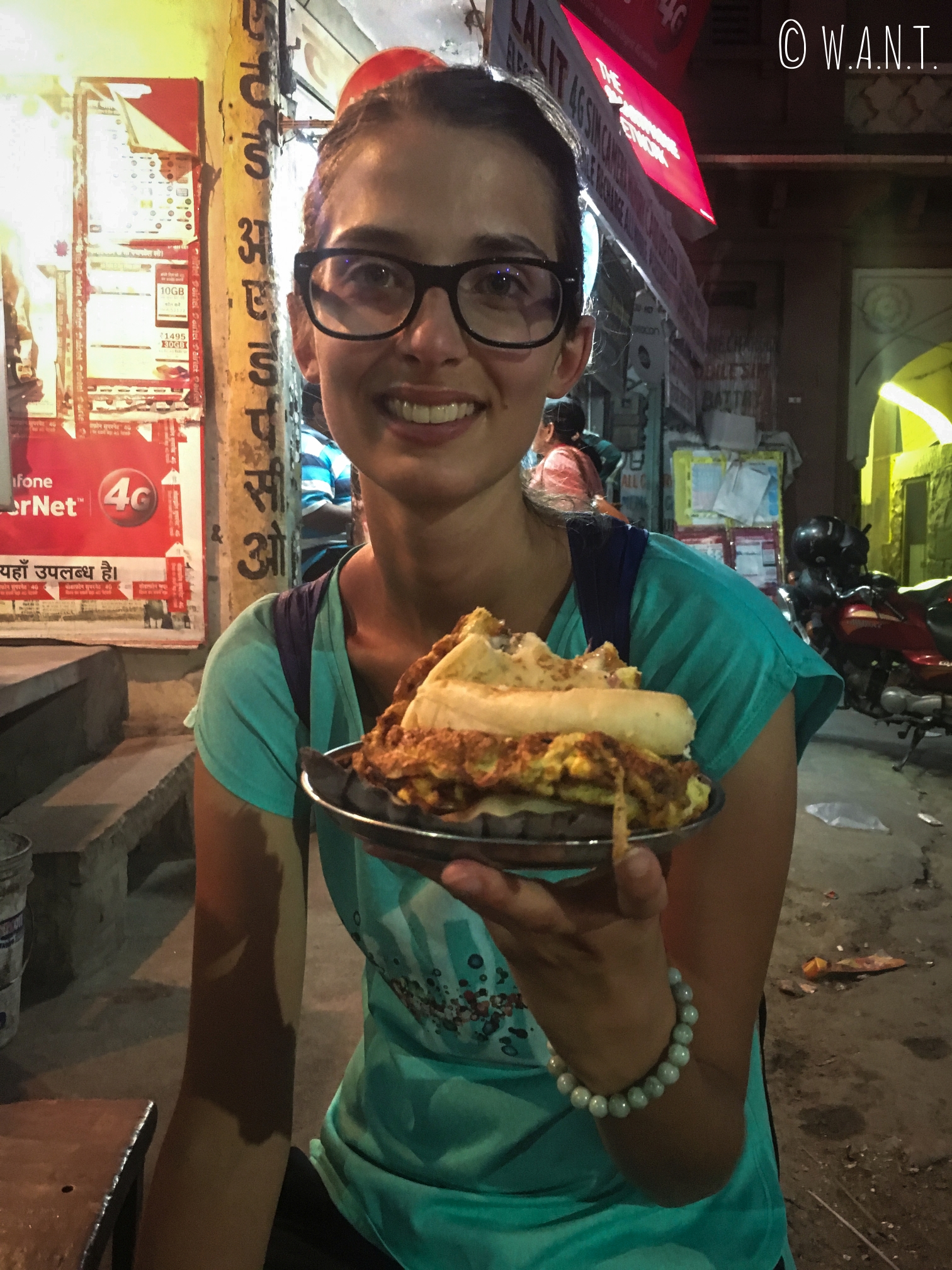 Nous dégustons une omelette-sandwich Alibaba à l'Omelette Shop de Jodhpur