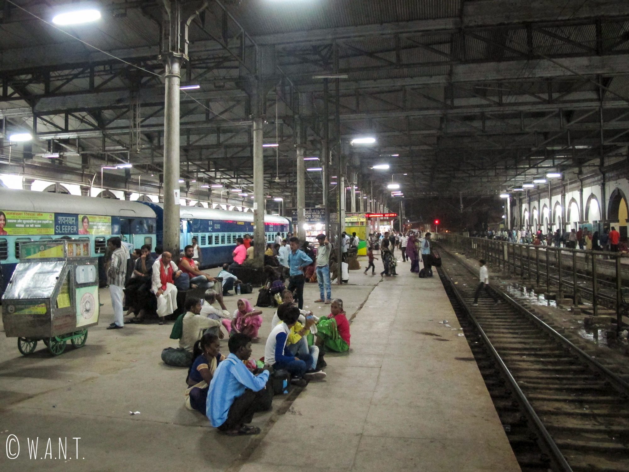 Nous sommes tous dans la même situation à la gare d'Agra Fort, nous attendons le train
